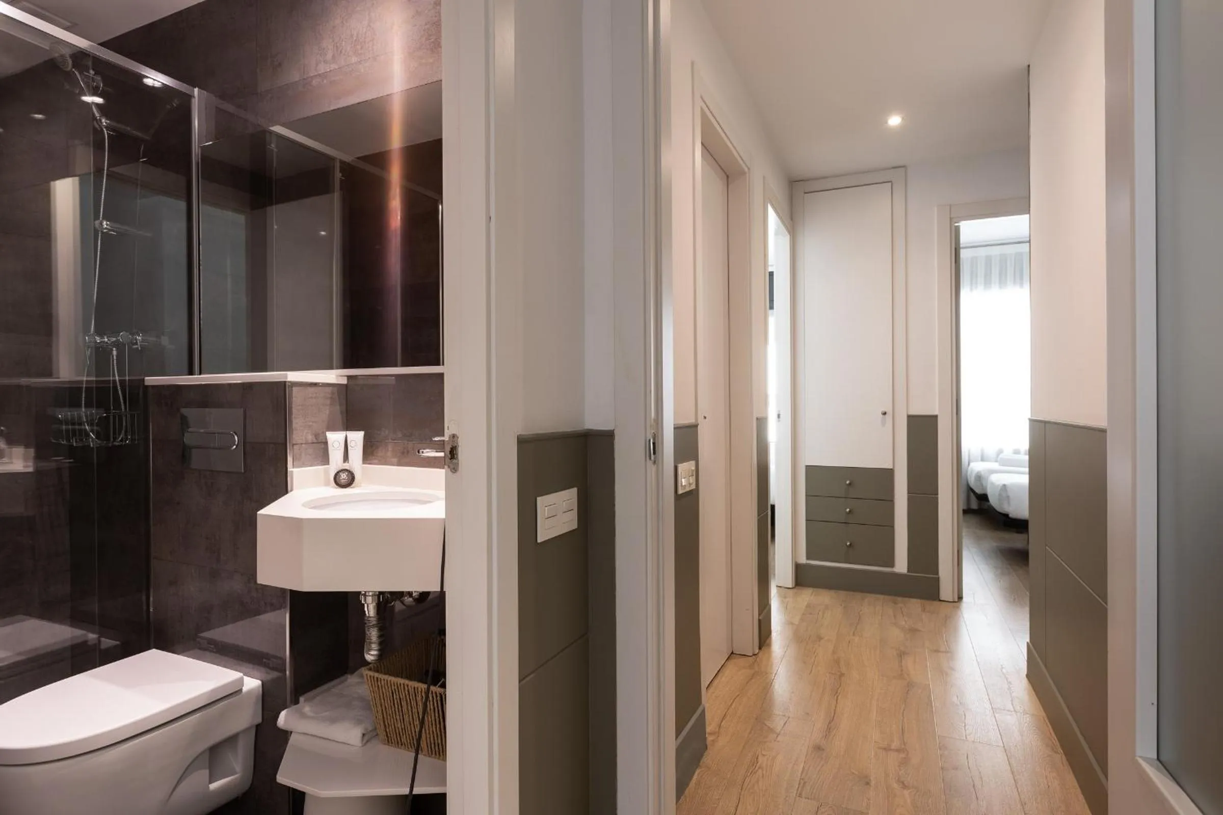 Shower in Enjoybcn Patio de Gala