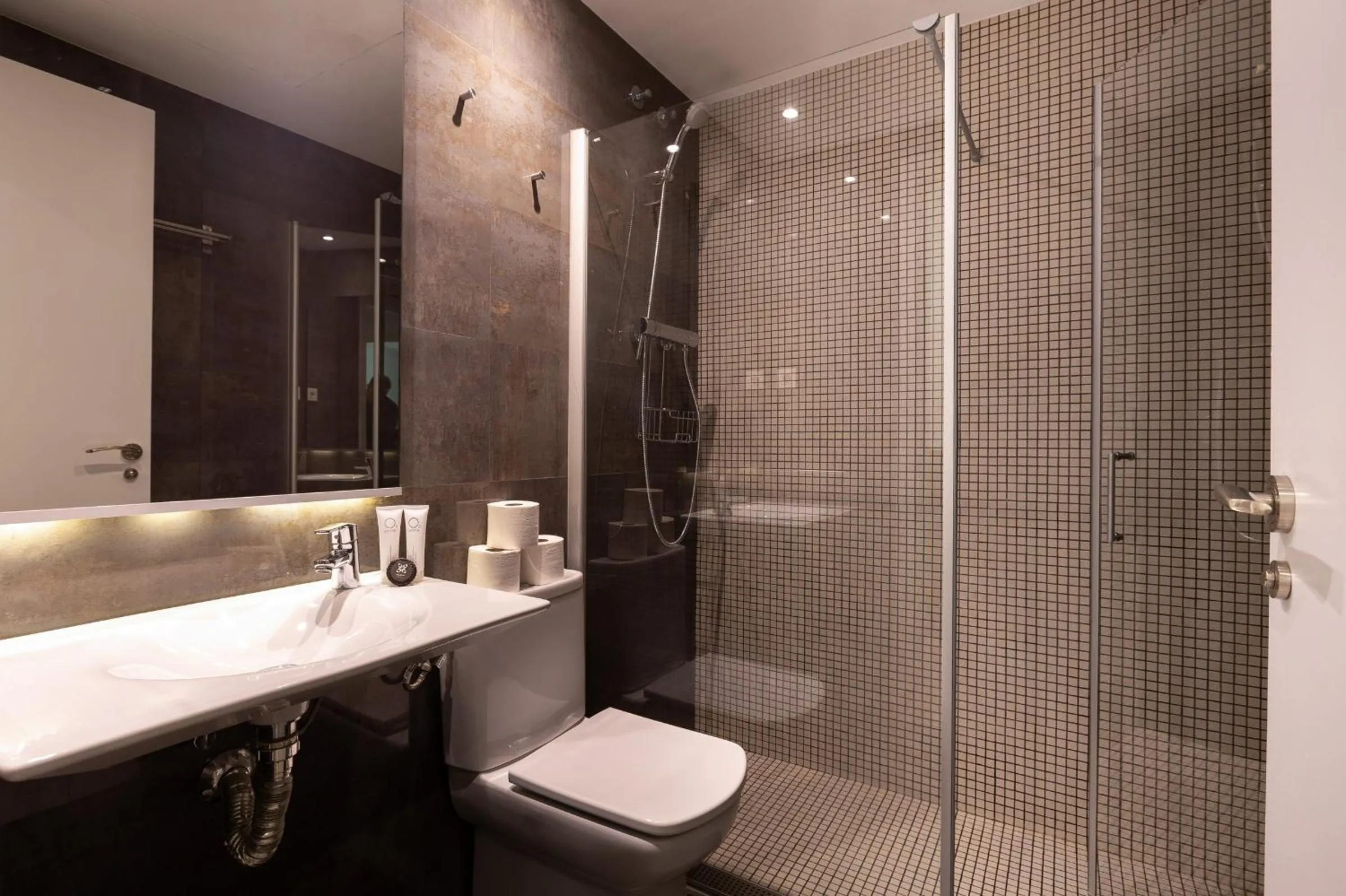 Shower in Enjoybcn Patio de Gala