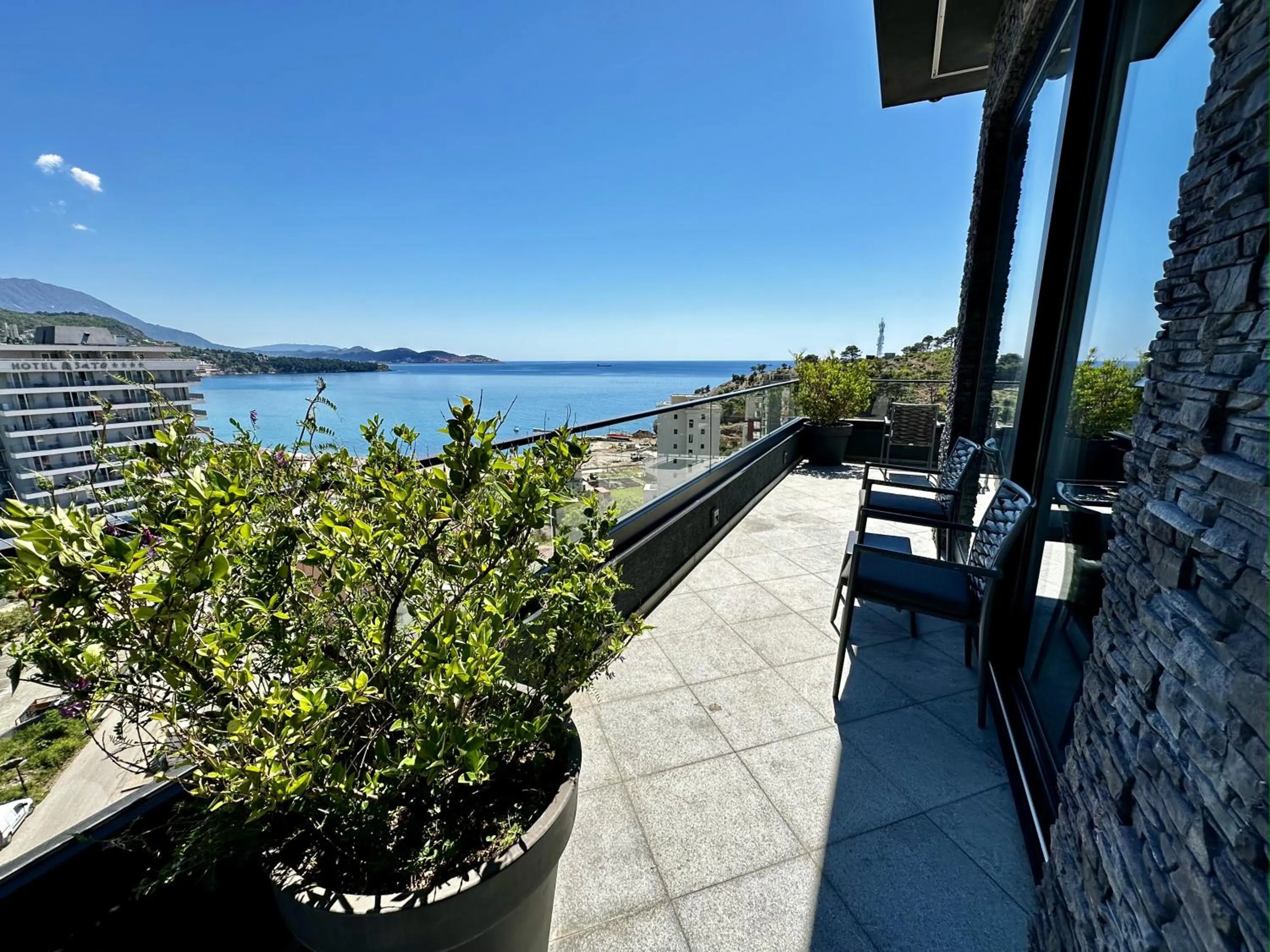 Property building in Hotel Del Medio