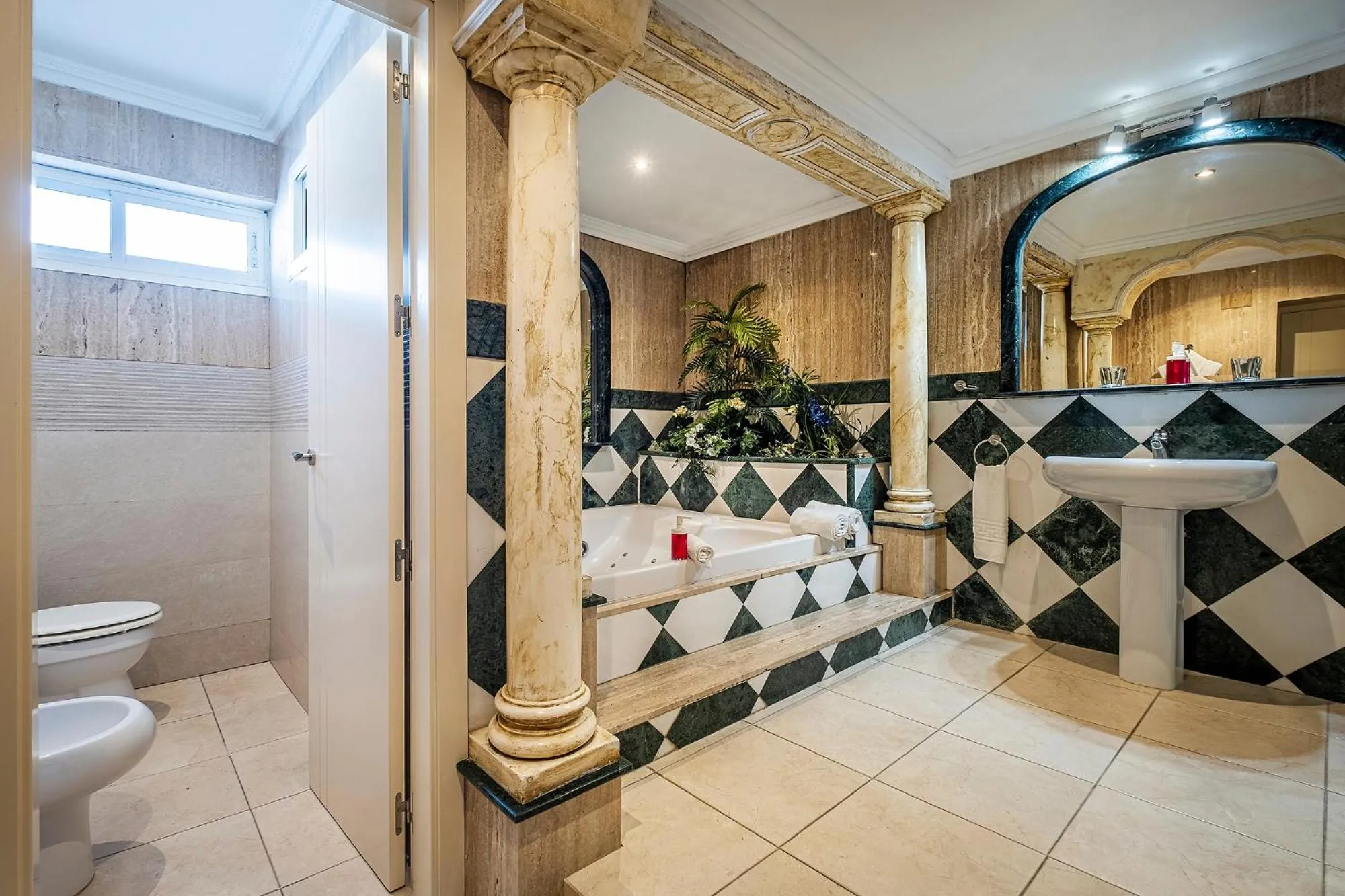 Shower in Hotel Gines