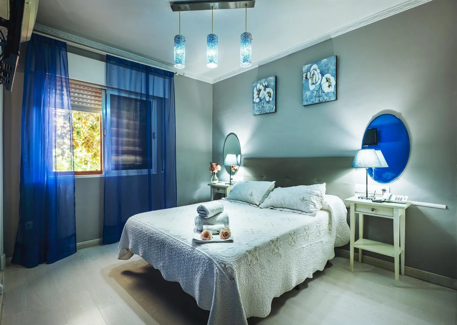 Shower, Bed in Hotel Gines