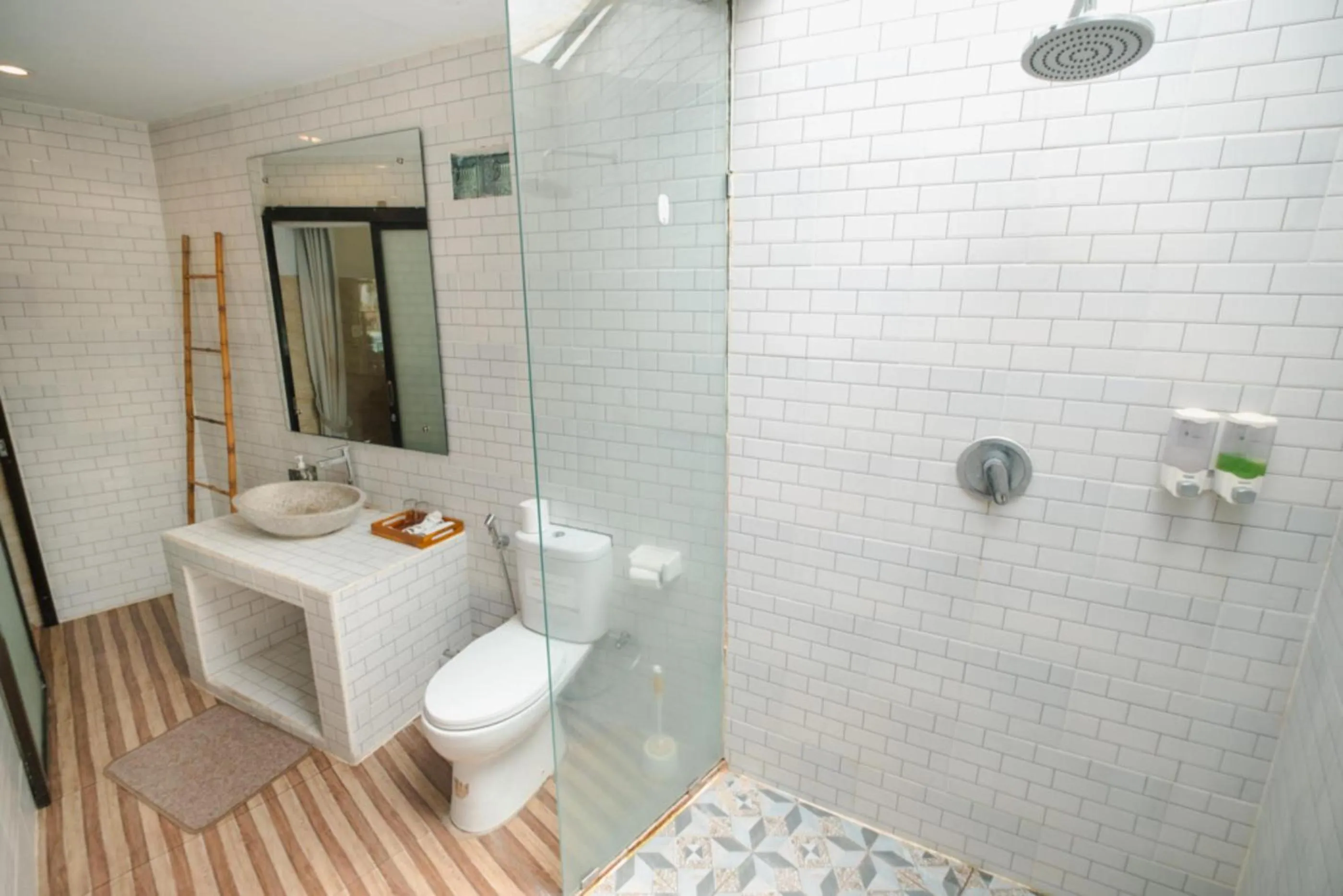 Shower in Agung Wiwin Homestay & Restaurant