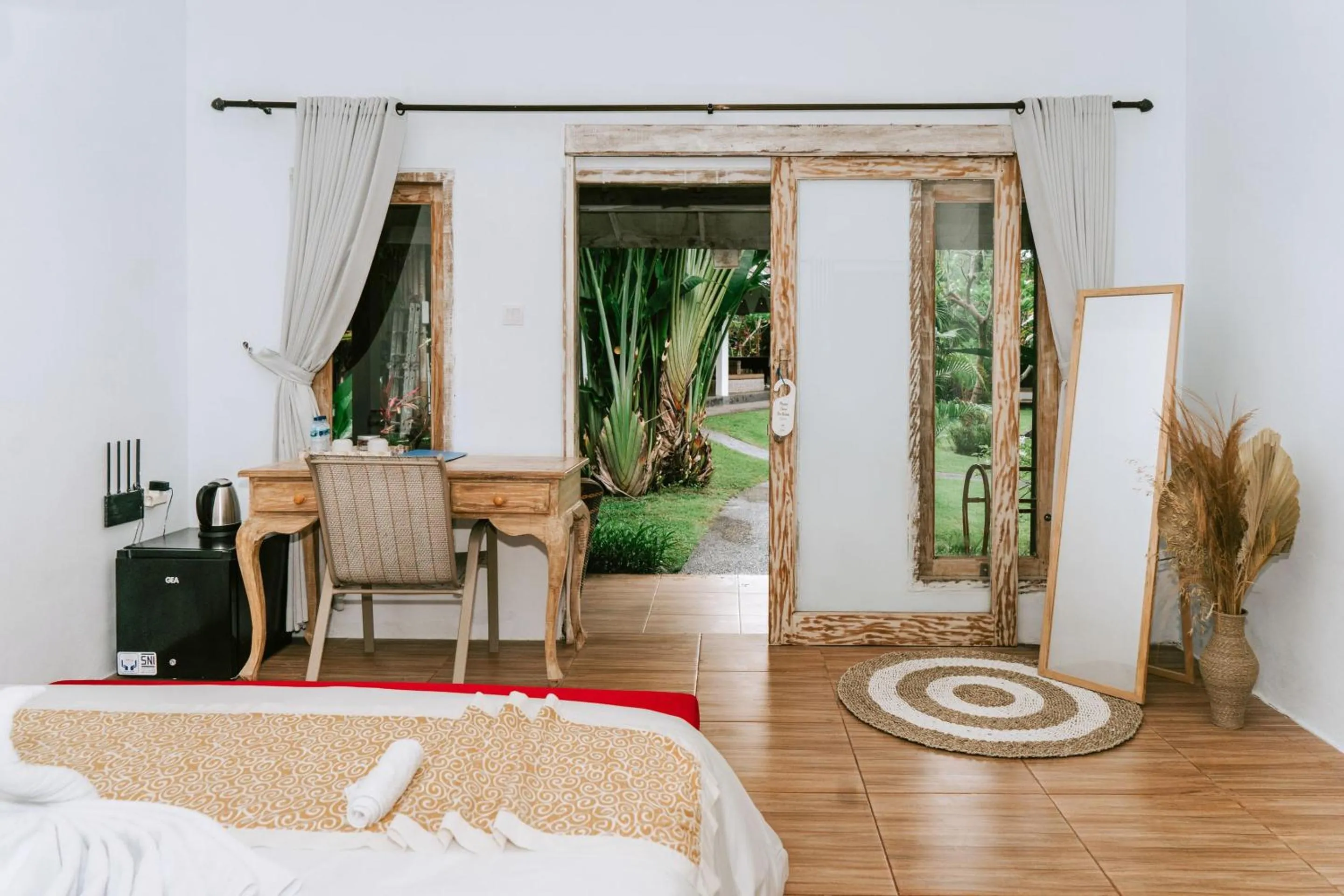 Garden, Bed in Agung Wiwin Homestay & Restaurant