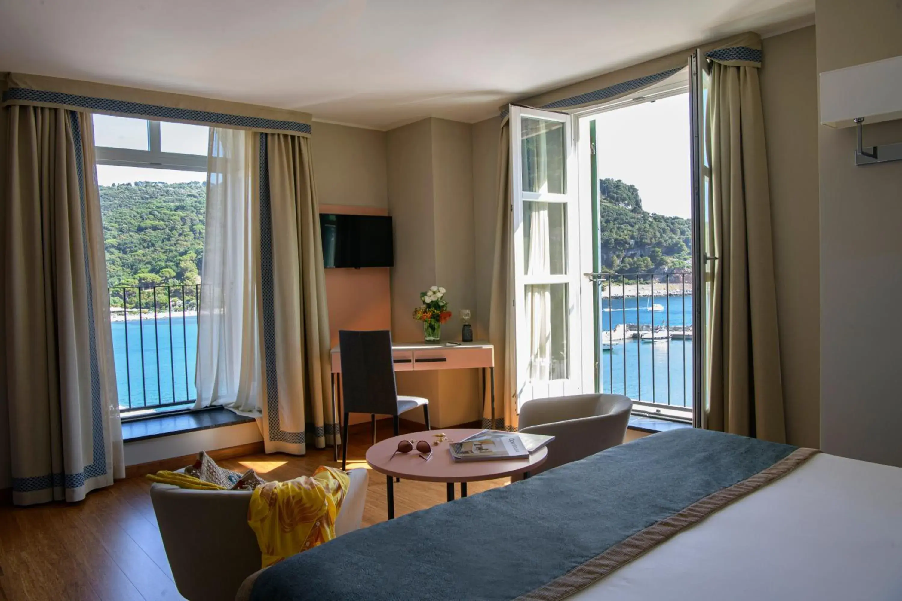 View (from property/room), Bed in Grand Hotel Portovenere View (from property/room), Bed in Grand Hotel Portovenere