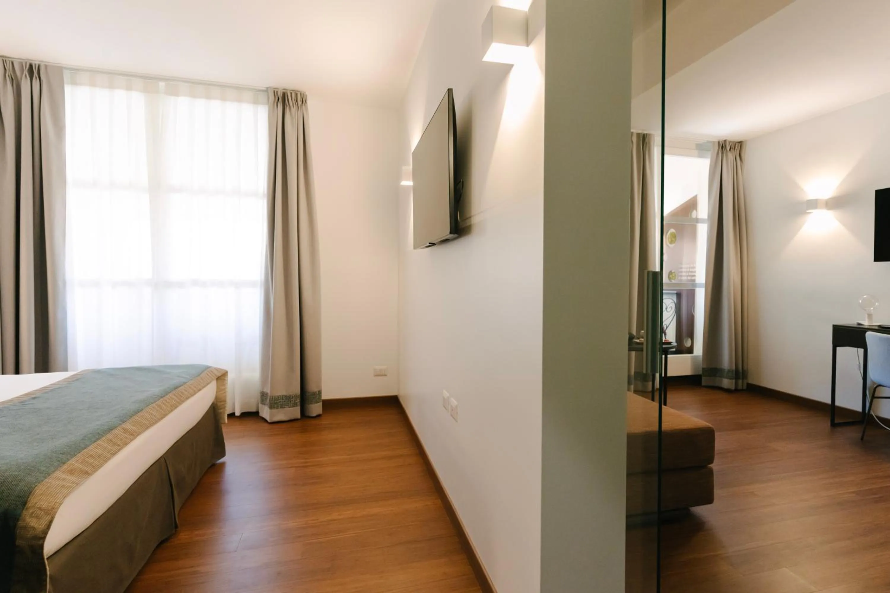 Photo of the whole room, Bed in Grand Hotel Portovenere