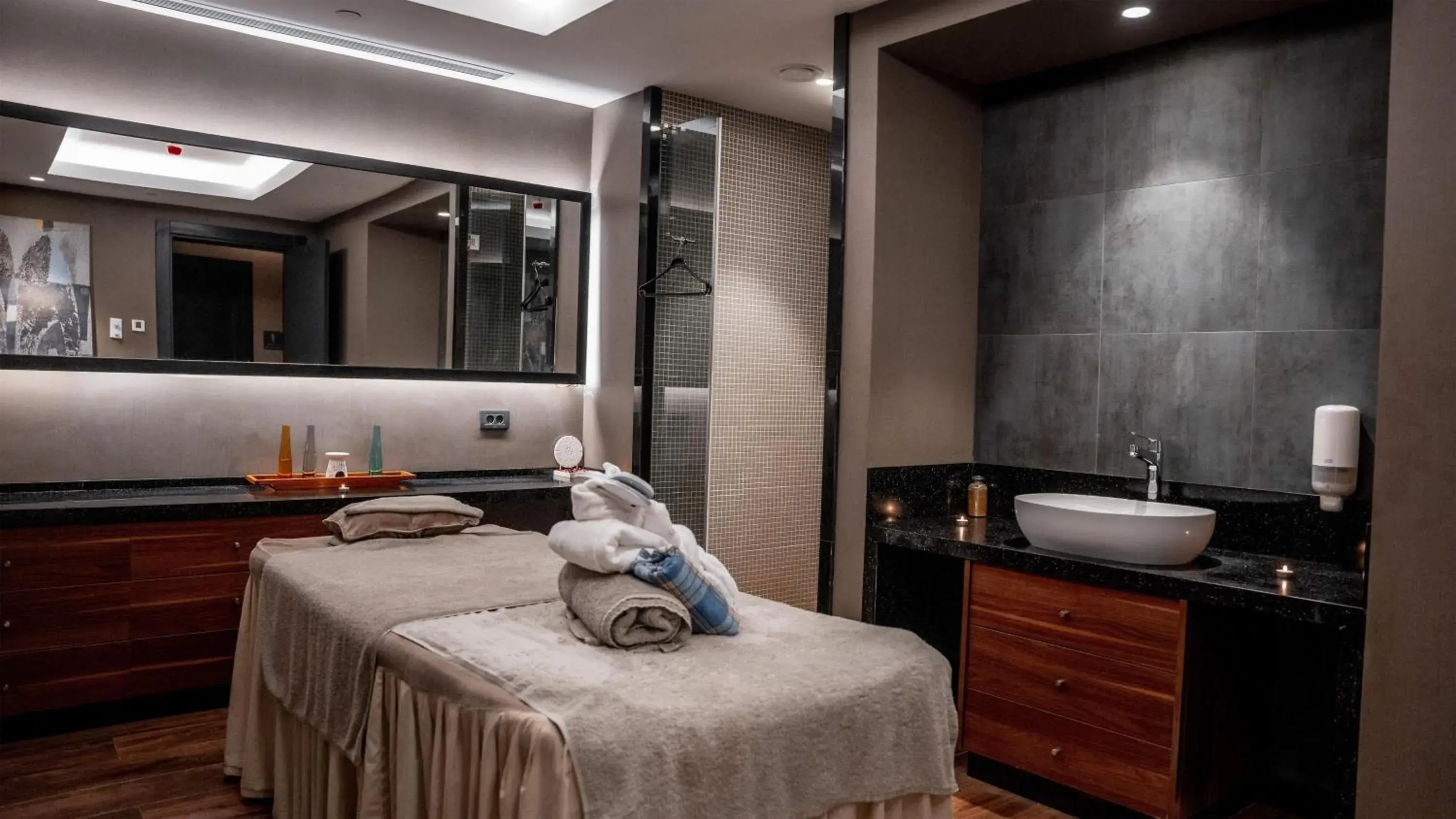 Spa and wellness centre/facilities, Bed in Radisson Blu Hotel & Conference Center, Niamey Spa and wellness centre/facilities, Bed in Radisson Blu Hotel & Conference Center, Niamey