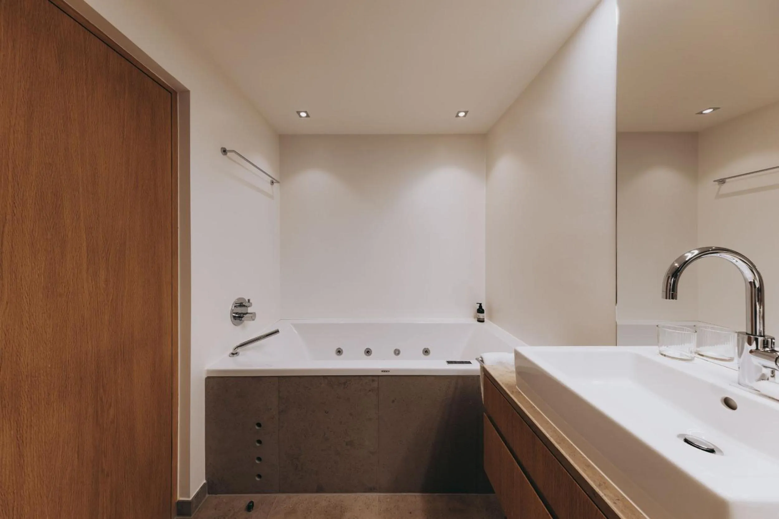 Hot Tub in Balma Restaurant Suites