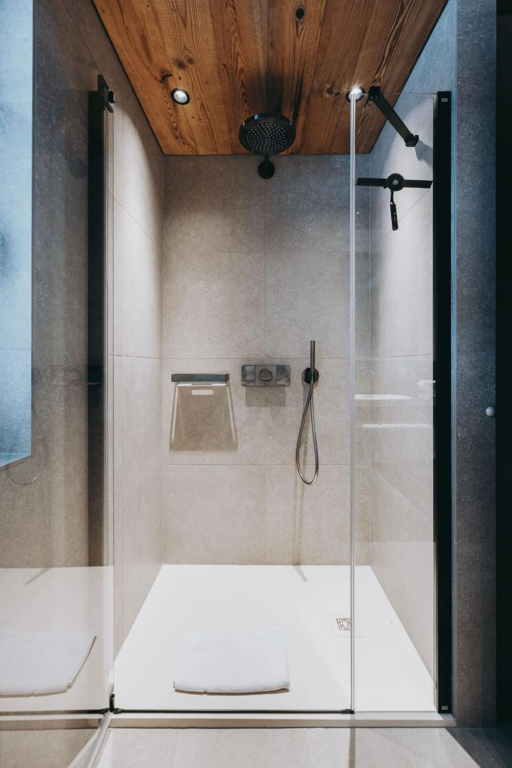 Shower in Balma Restaurant Suites