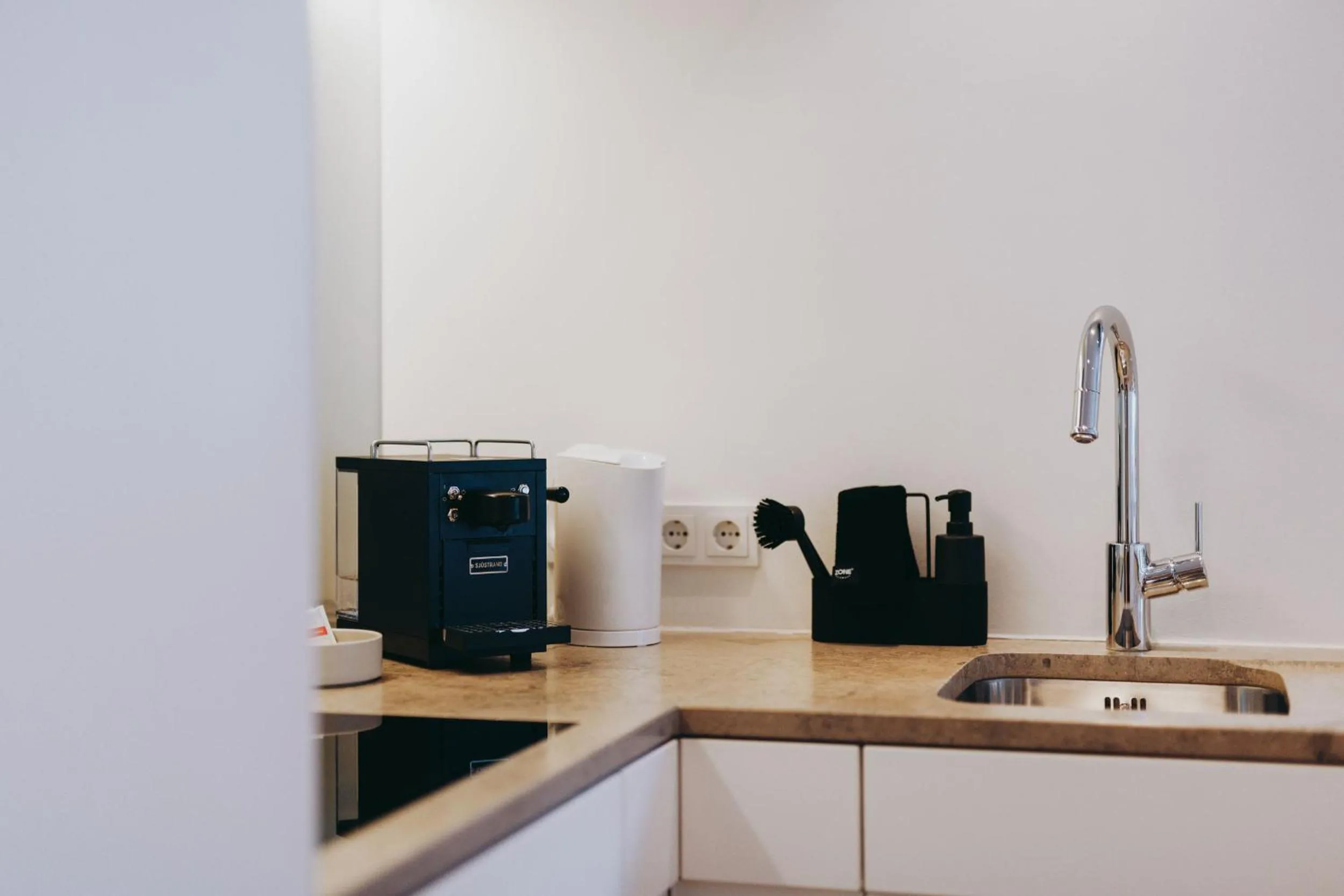 Coffee/tea facilities in Balma Restaurant Suites