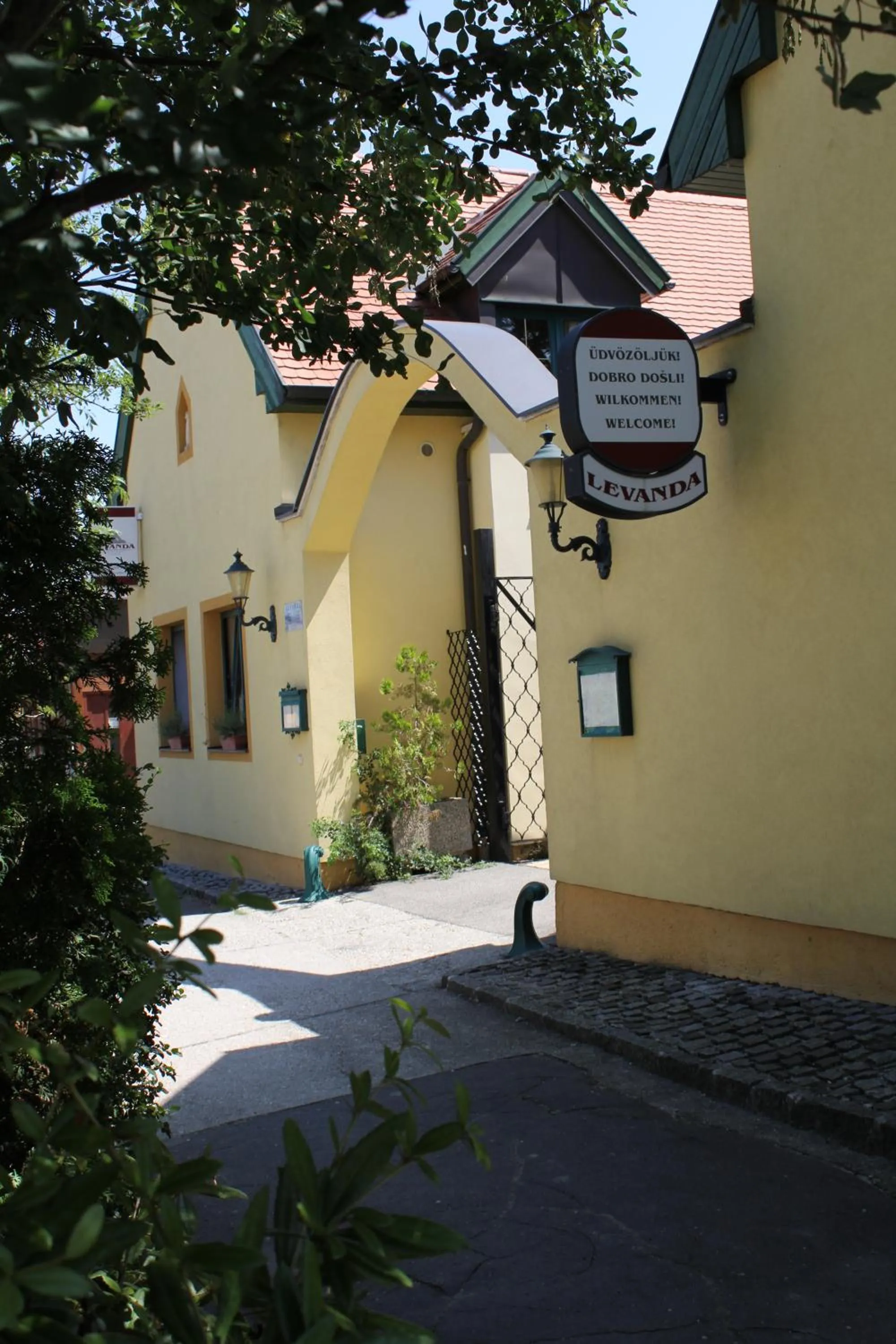 Facade/entrance in Levanda Panzió