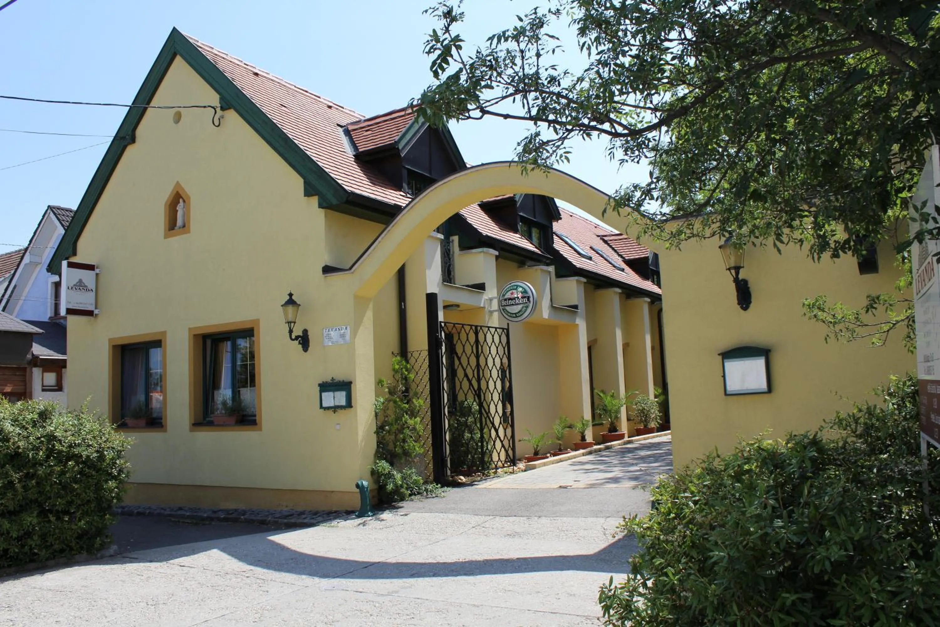 Facade/entrance in Levanda Panzió