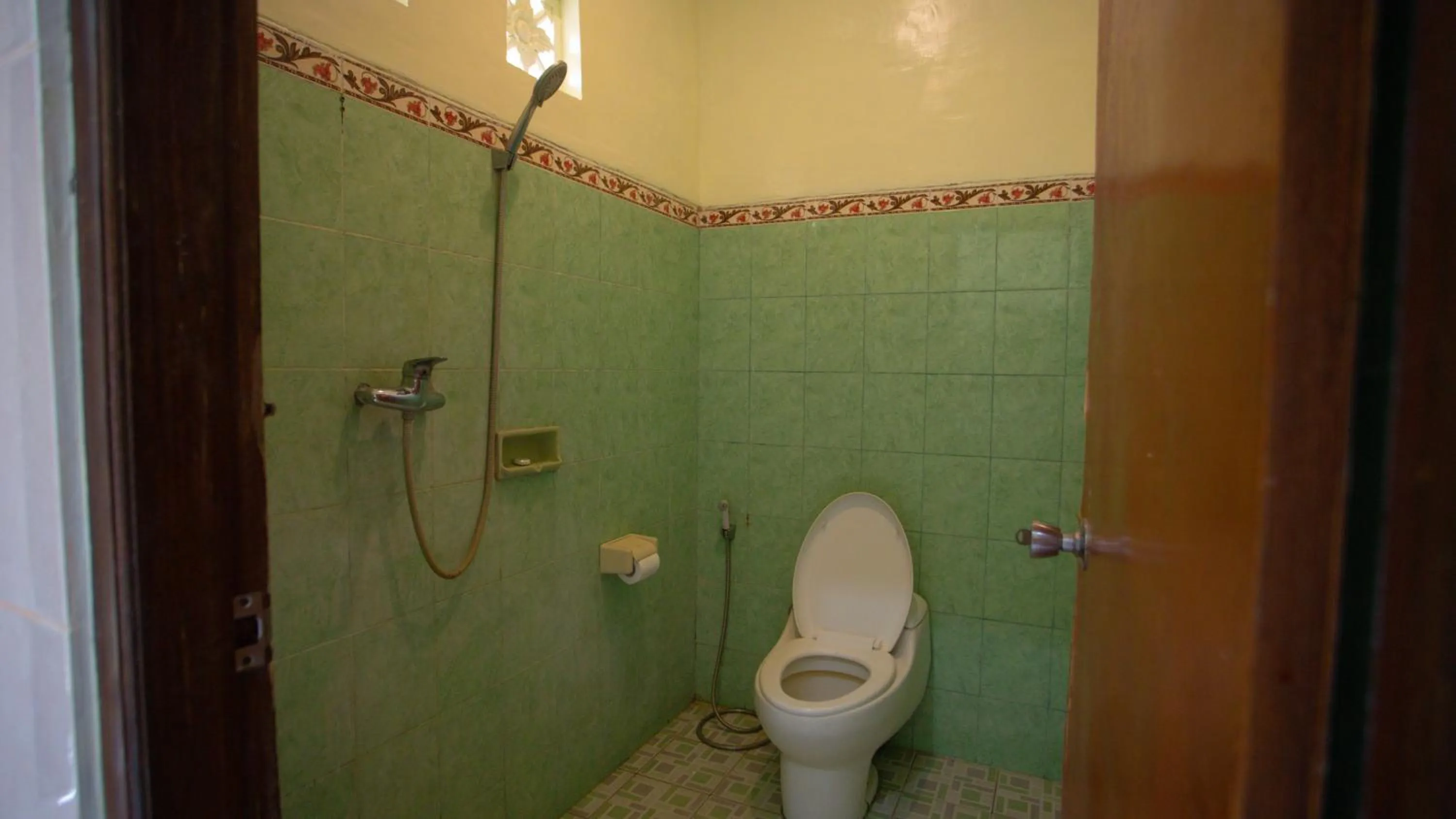 Shower in Teges Inn Kuta