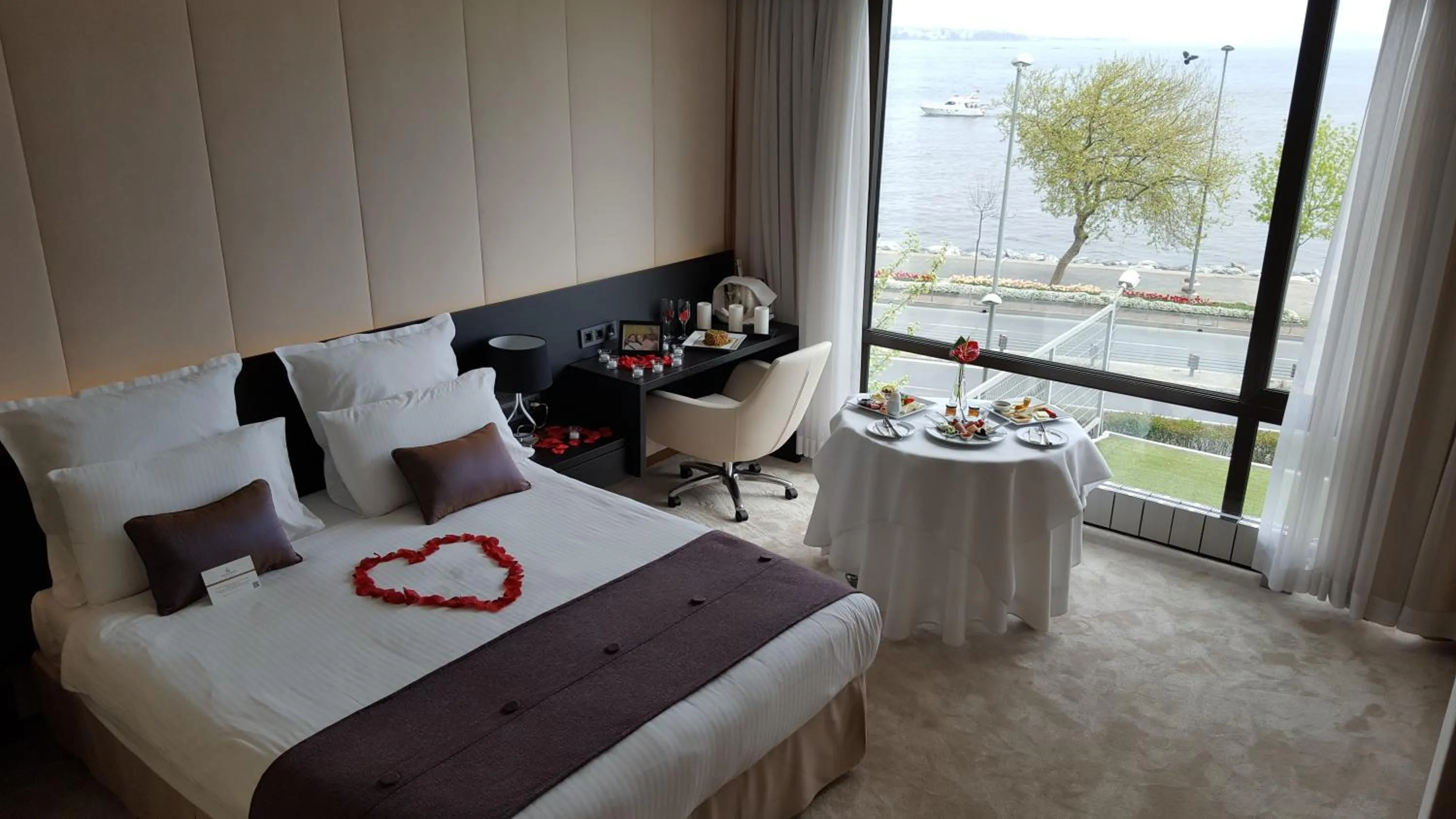 Bathroom, Bed in Kalyon Hotel Istanbul