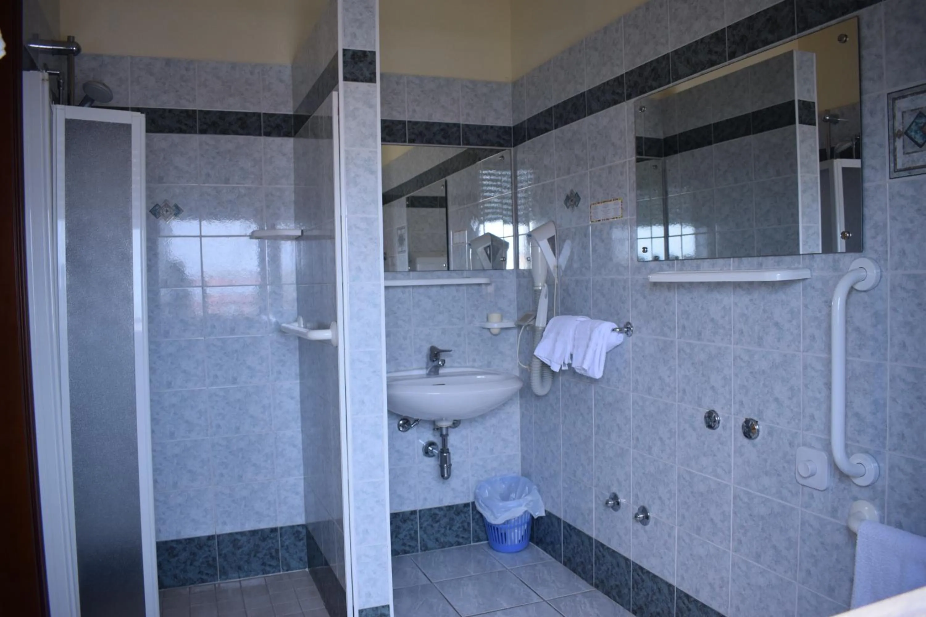 Shower in Hotel Martinez