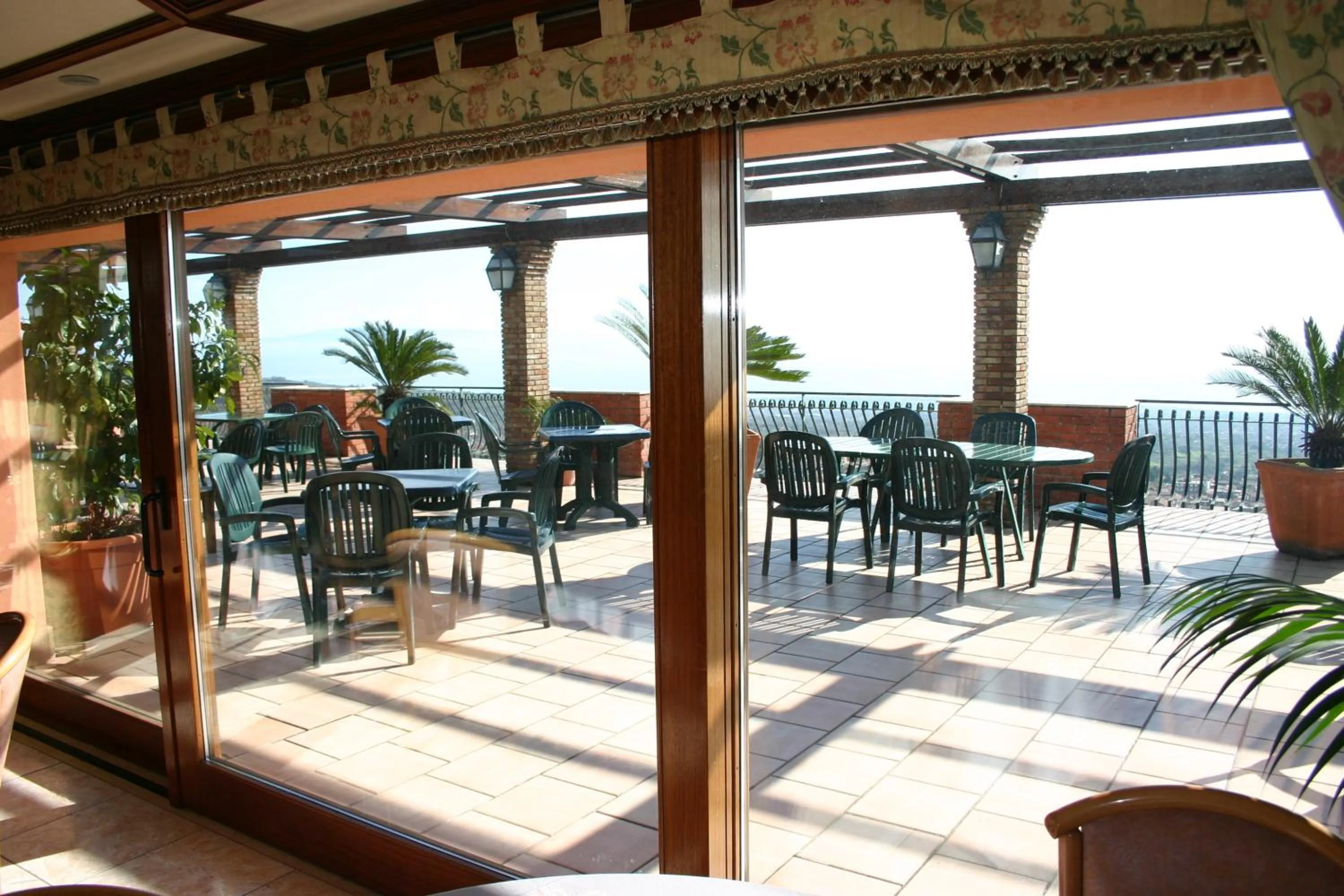Communal lounge/ TV room in Hotel Primavera Dell'Etna