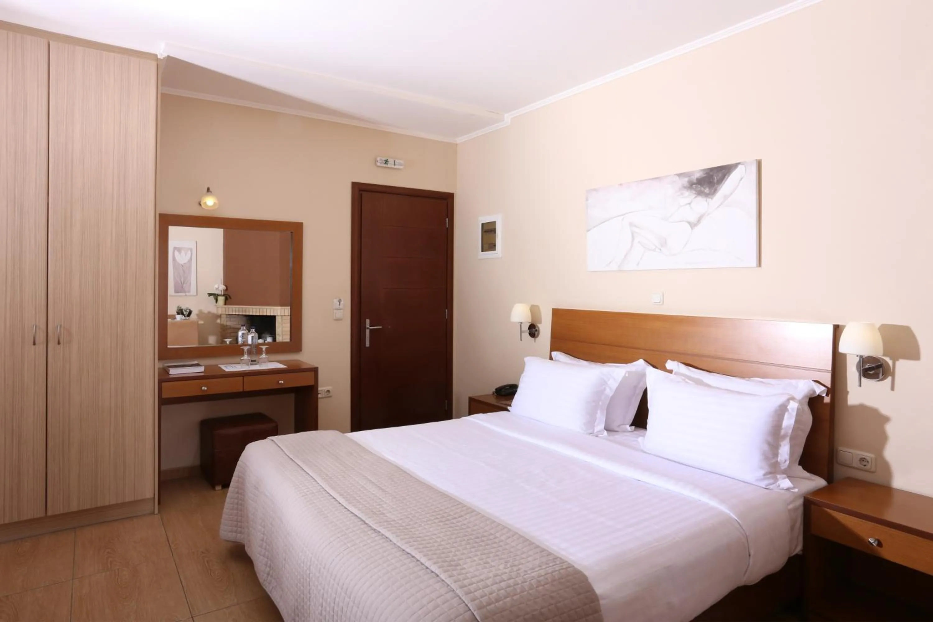 Photo of the whole room, Bed in Faros Luxury Suites