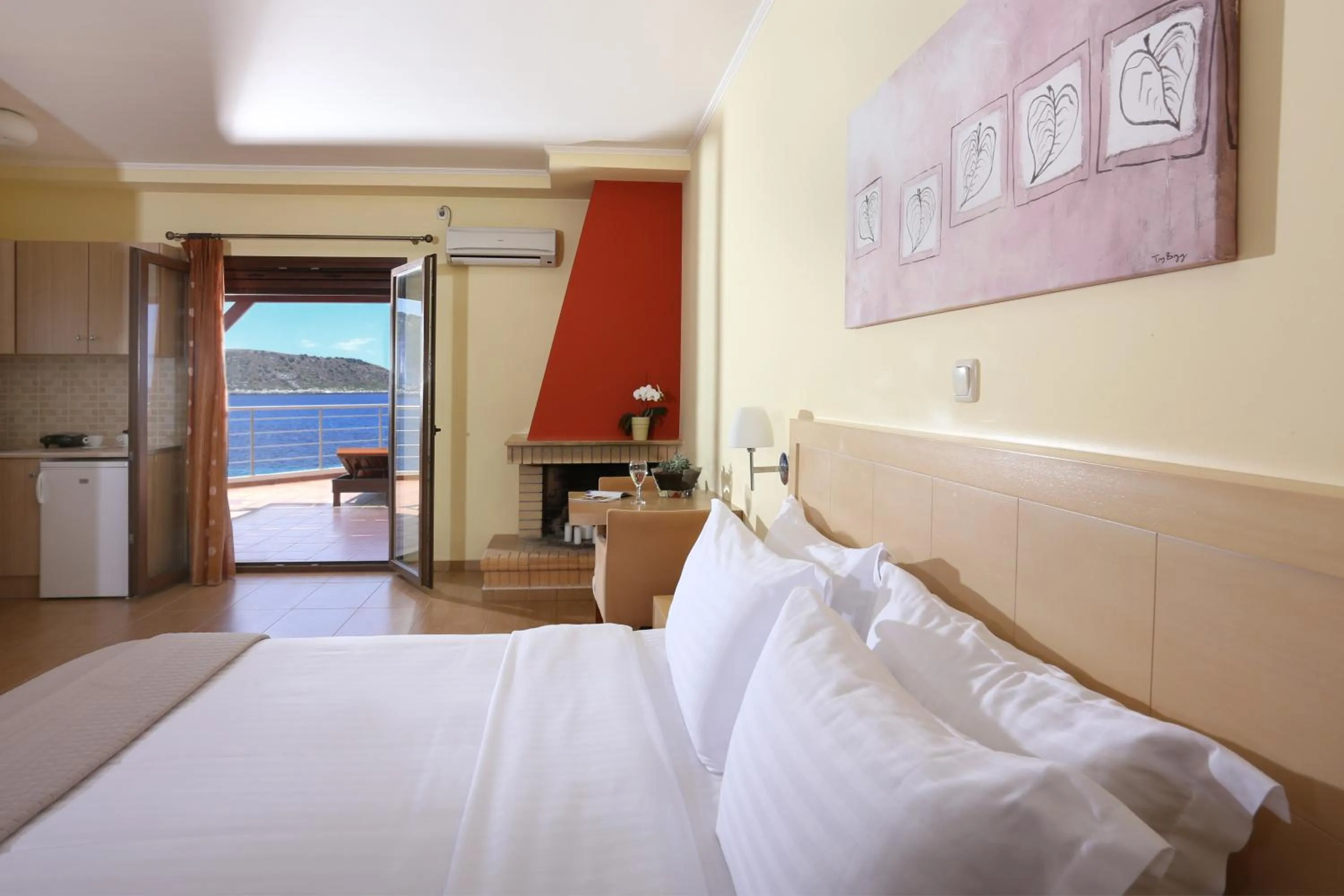 View (from property/room), Bed in Faros Luxury Suites