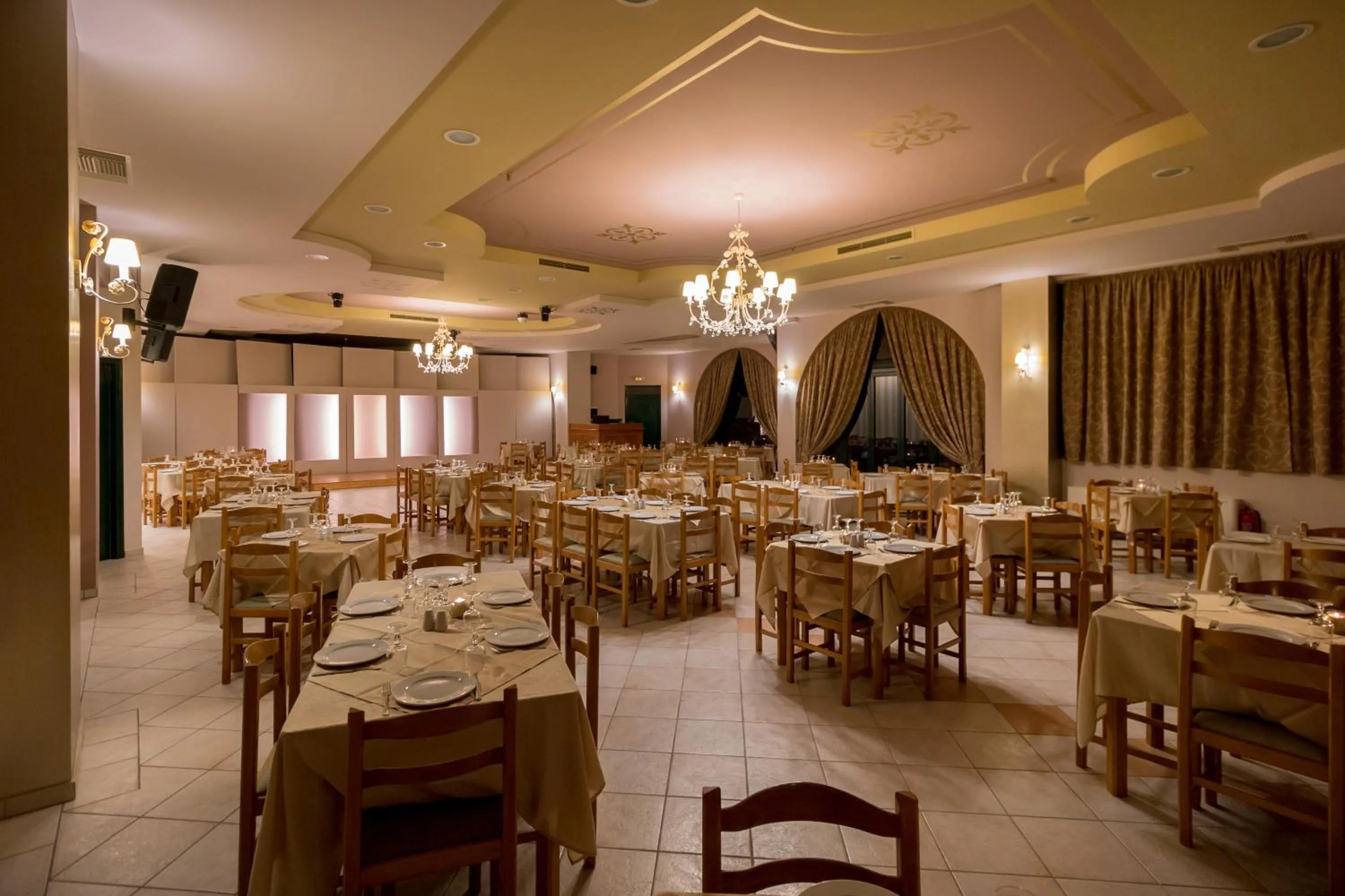 Restaurant/places to eat in Faros Luxury Suites