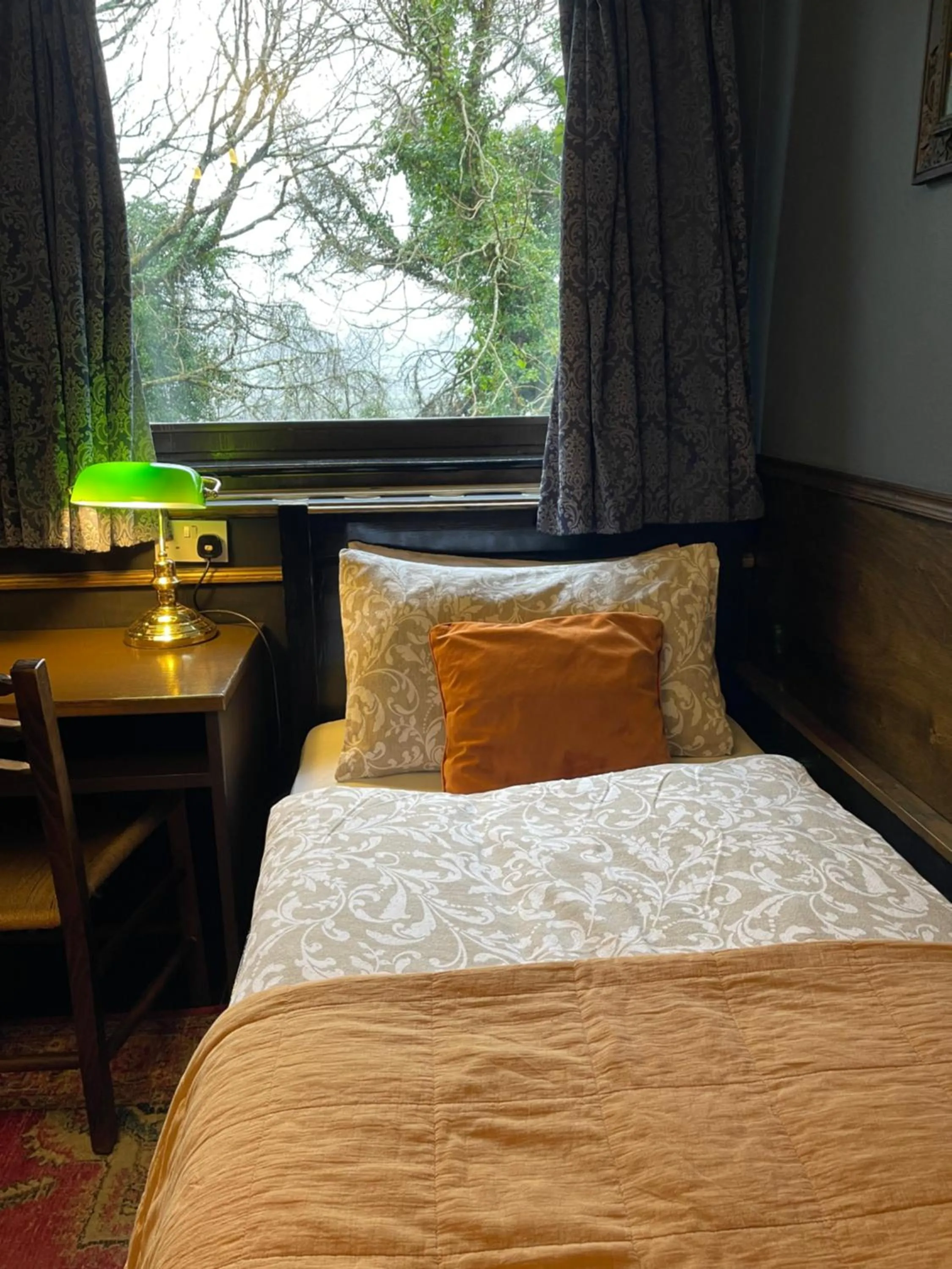 Photo of the whole room, Bed in The Waters Country House