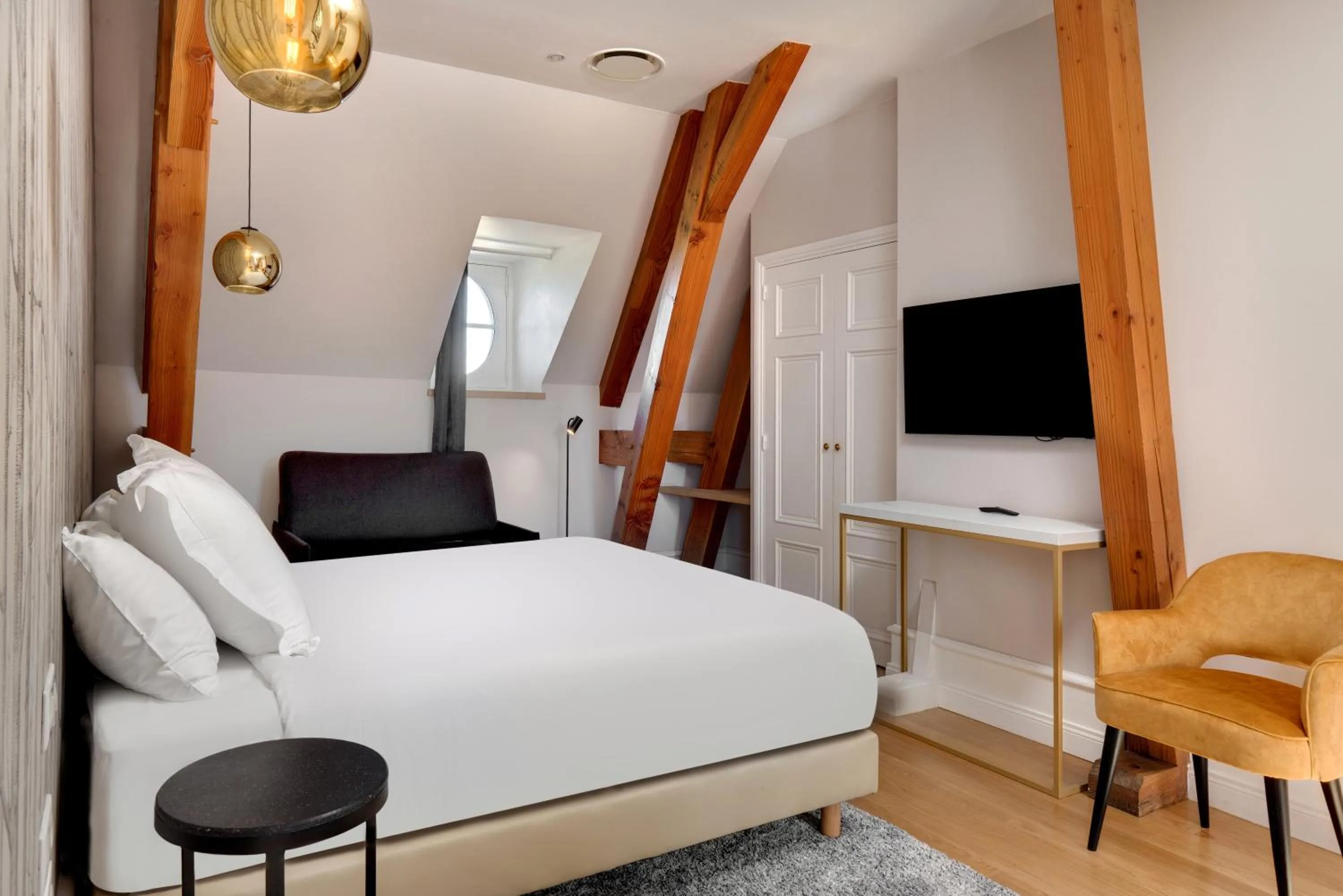 Bed in Alexandra Palace - La Maison Younan