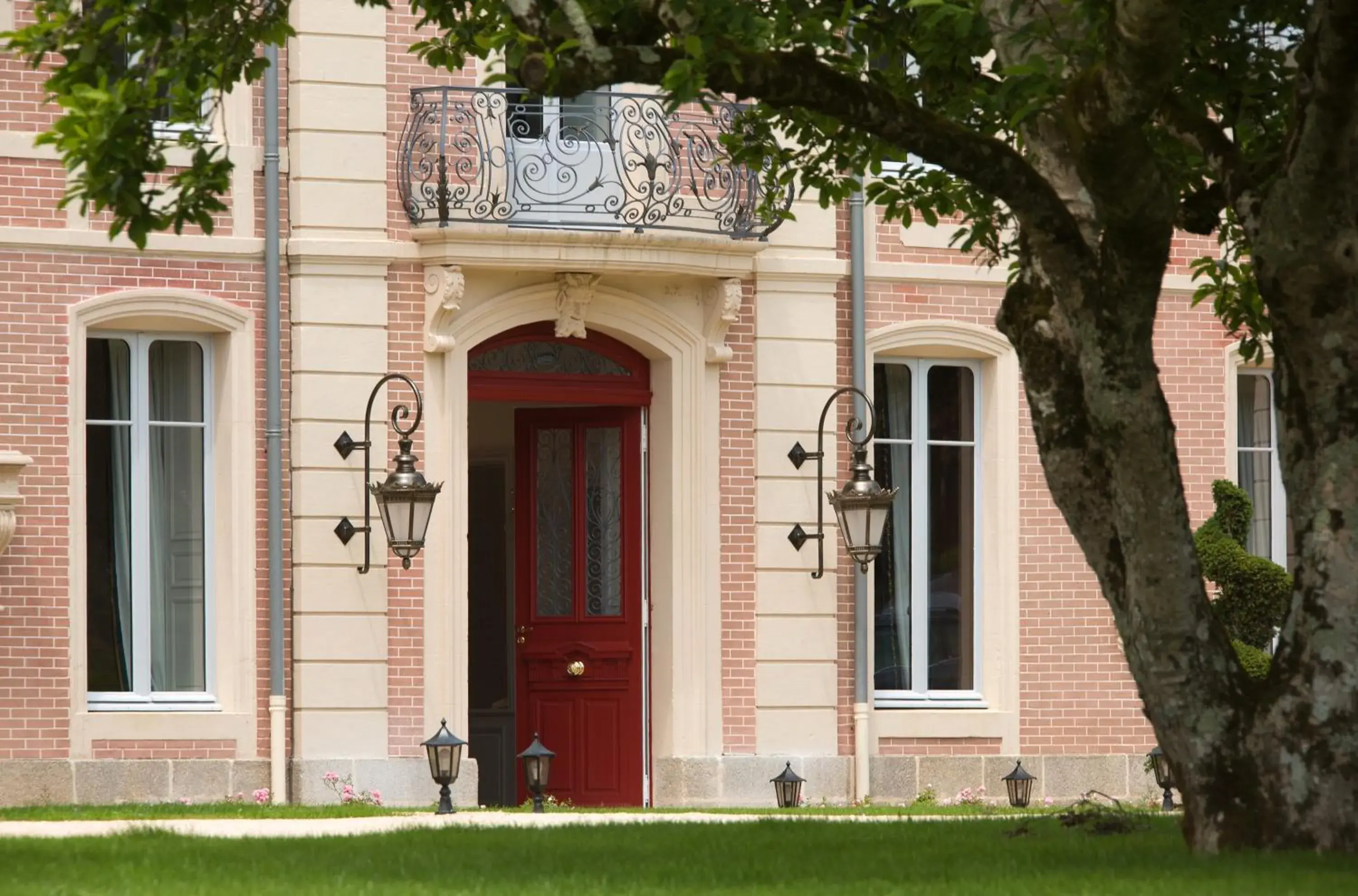 Property building in Alexandra Palace - La Maison Younan Property building in Alexandra Palace - La Maison Younan