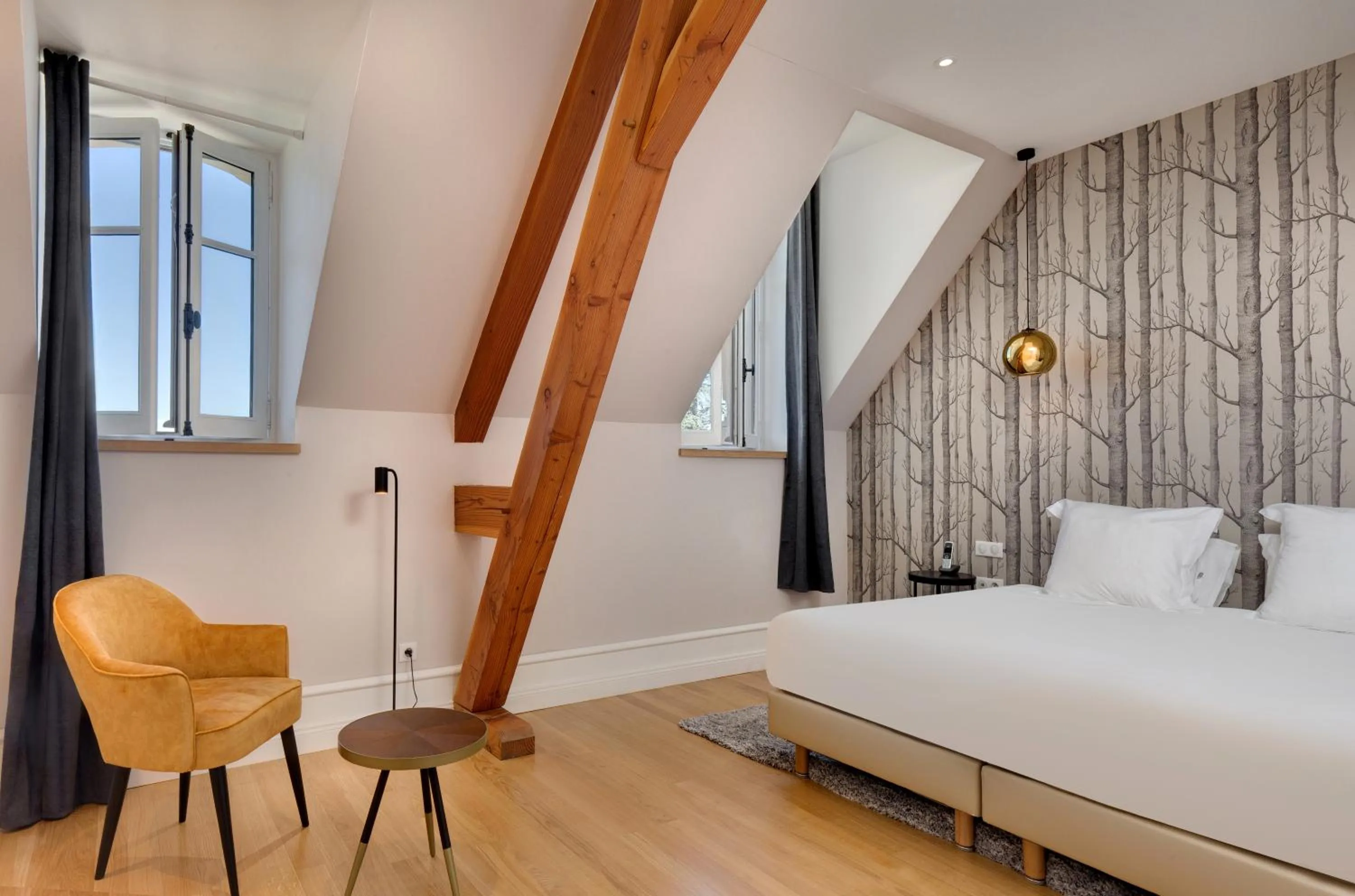 Property building, Bed in Alexandra Palace - La Maison Younan