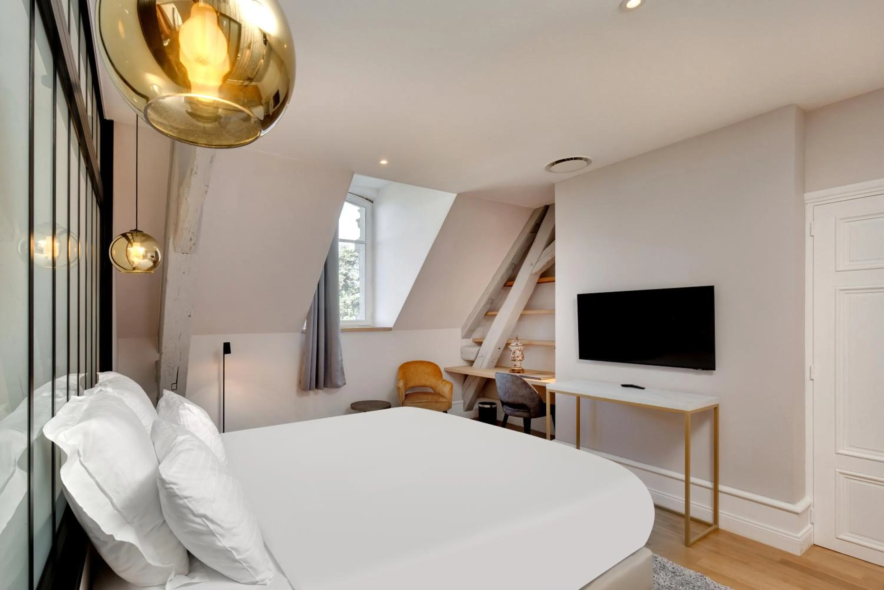 Bed in Alexandra Palace - La Maison Younan