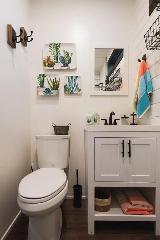 The Hacienda Beautiful New Container Home 12 min to Magnolia