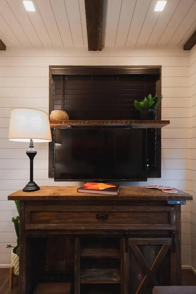 The Hacienda Beautiful New Container Home 12 min to Magnolia