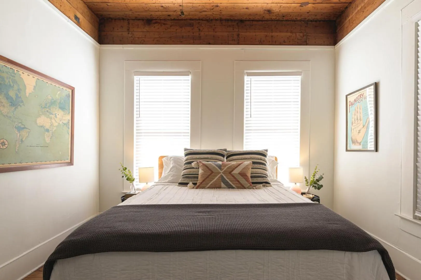 Bed in Restored 1930s Uptown Bungalow 2 min. to Magnolia