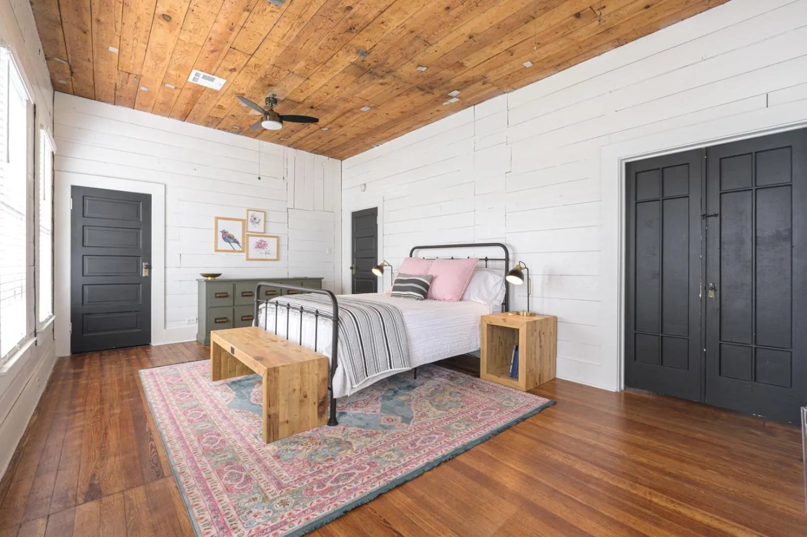 Bed in Restored 1930s Uptown Bungalow 2 min. to Magnolia