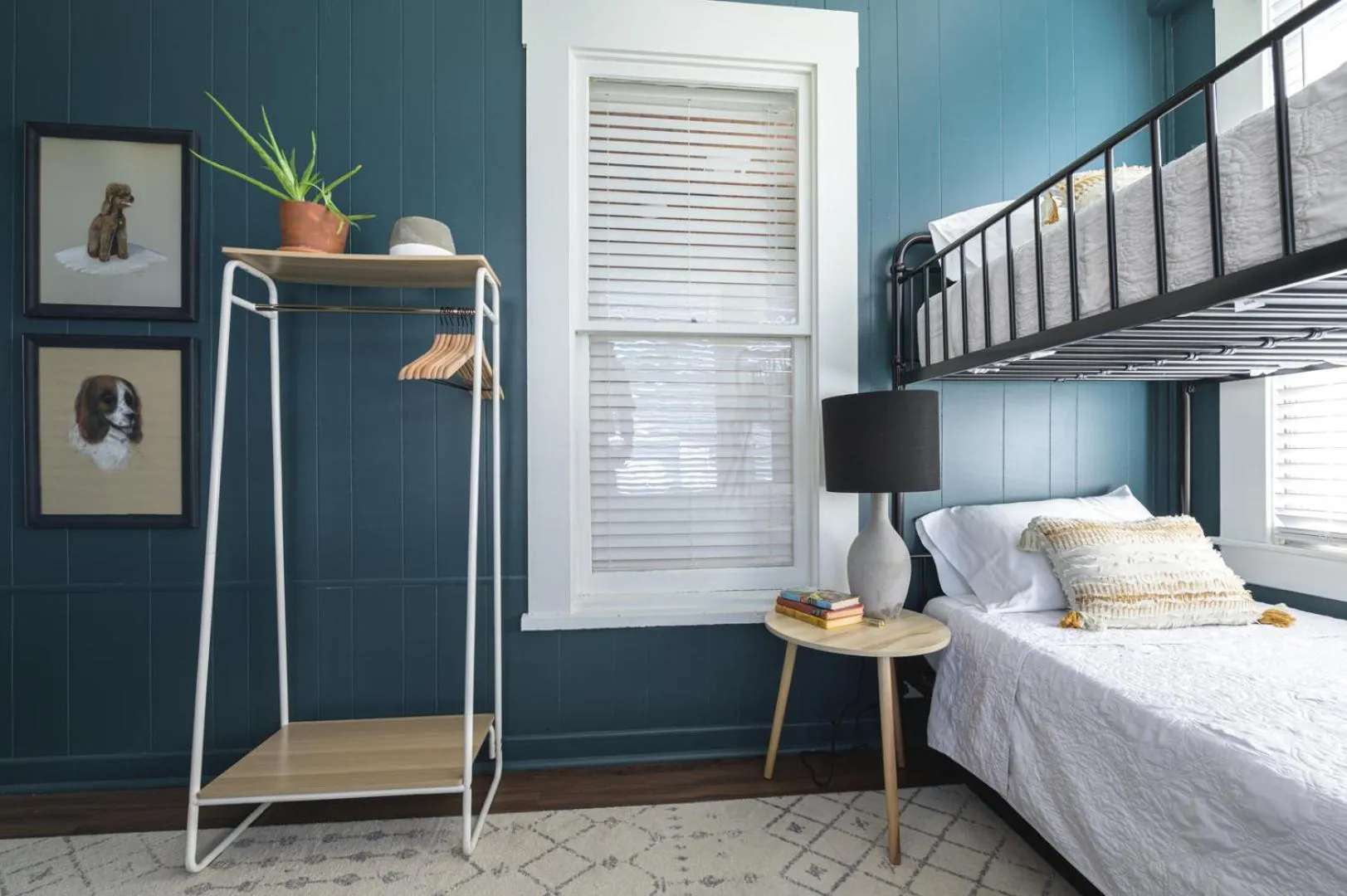 Bed in Restored 1930s Uptown Bungalow 2 min. to Magnolia