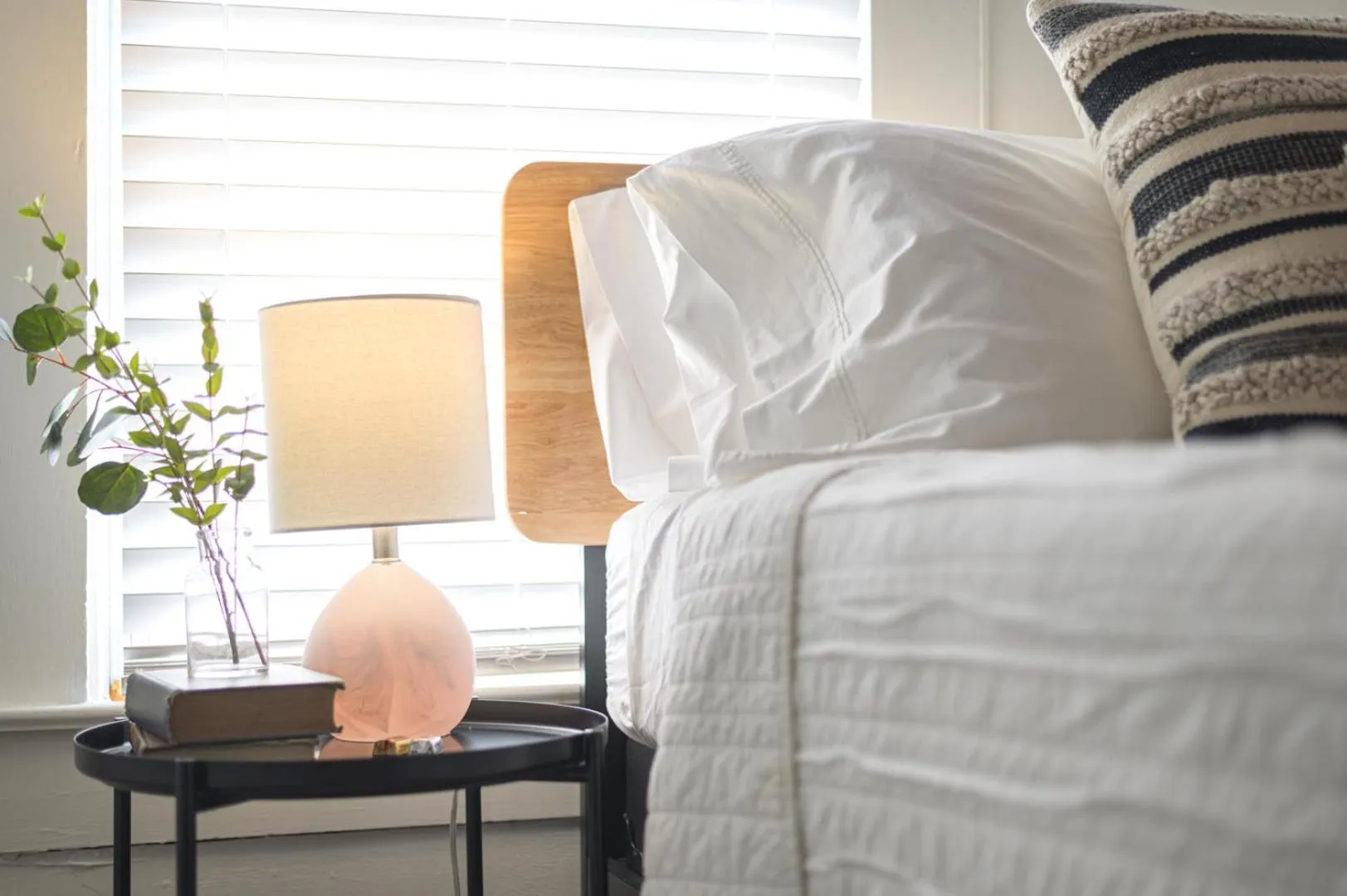 Bed in Restored 1930s Uptown Bungalow 2 min. to Magnolia