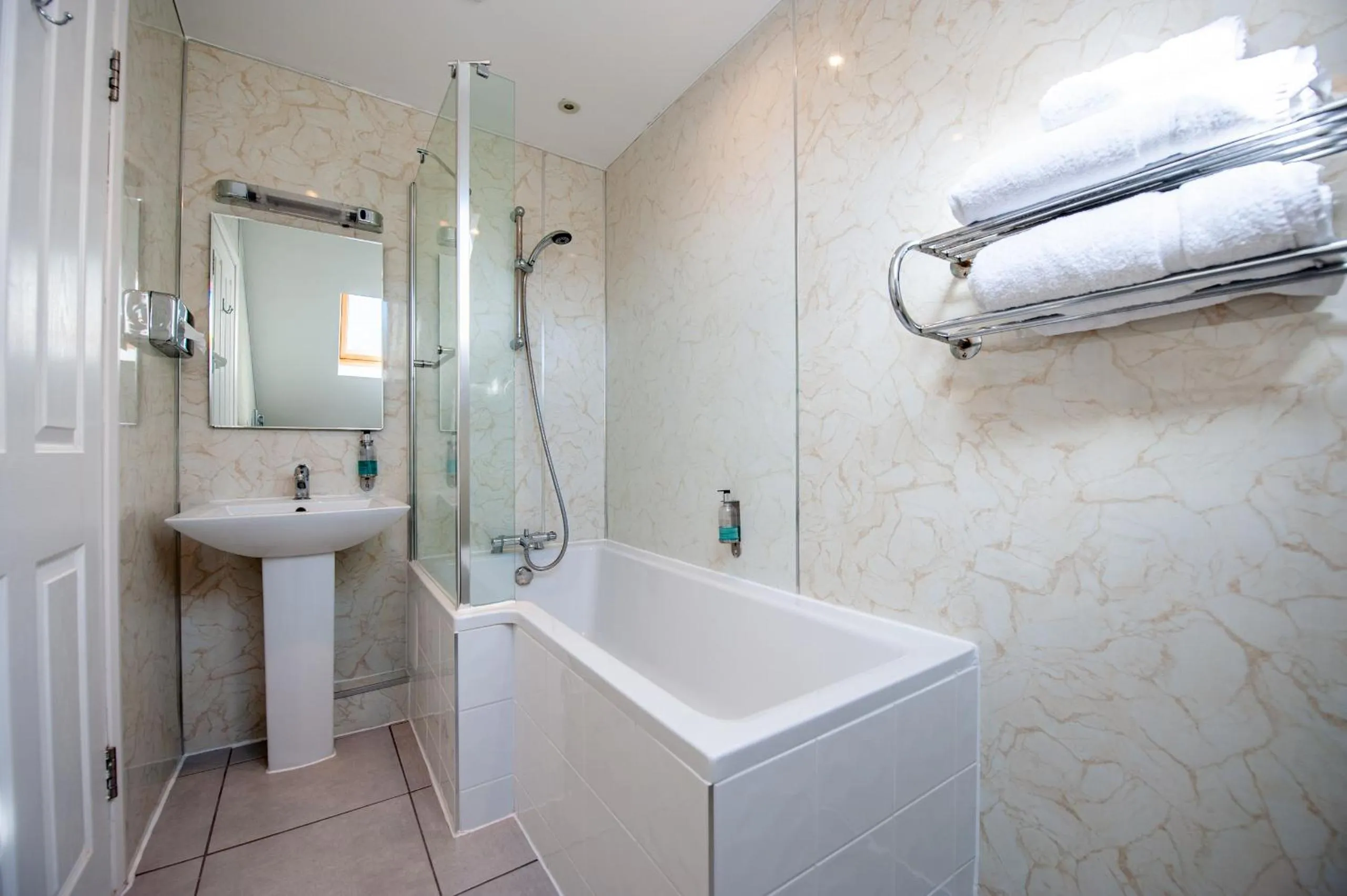 Bathroom in Oakside Lodge Guest House