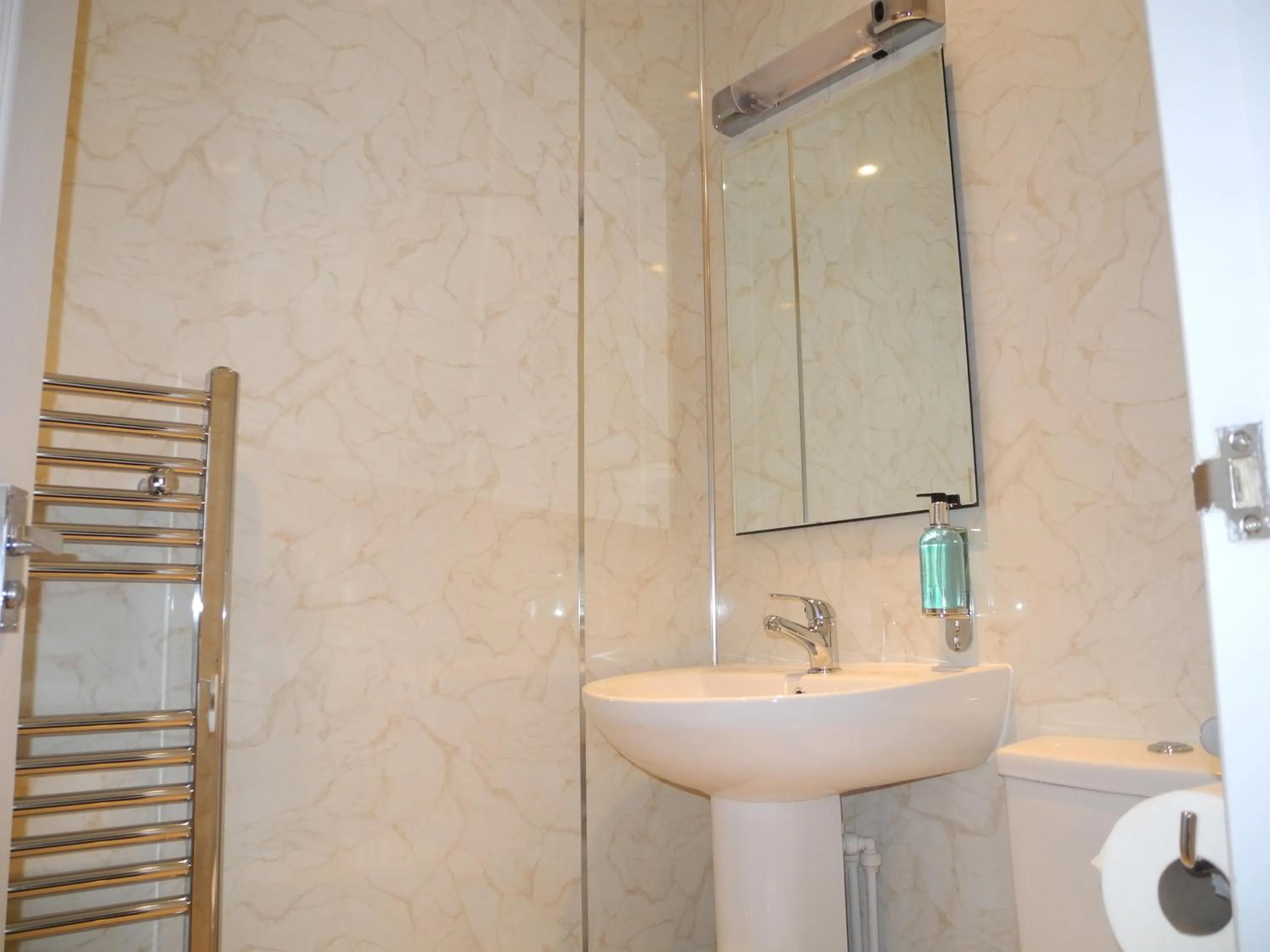 Bathroom in Oakside Lodge Guest House