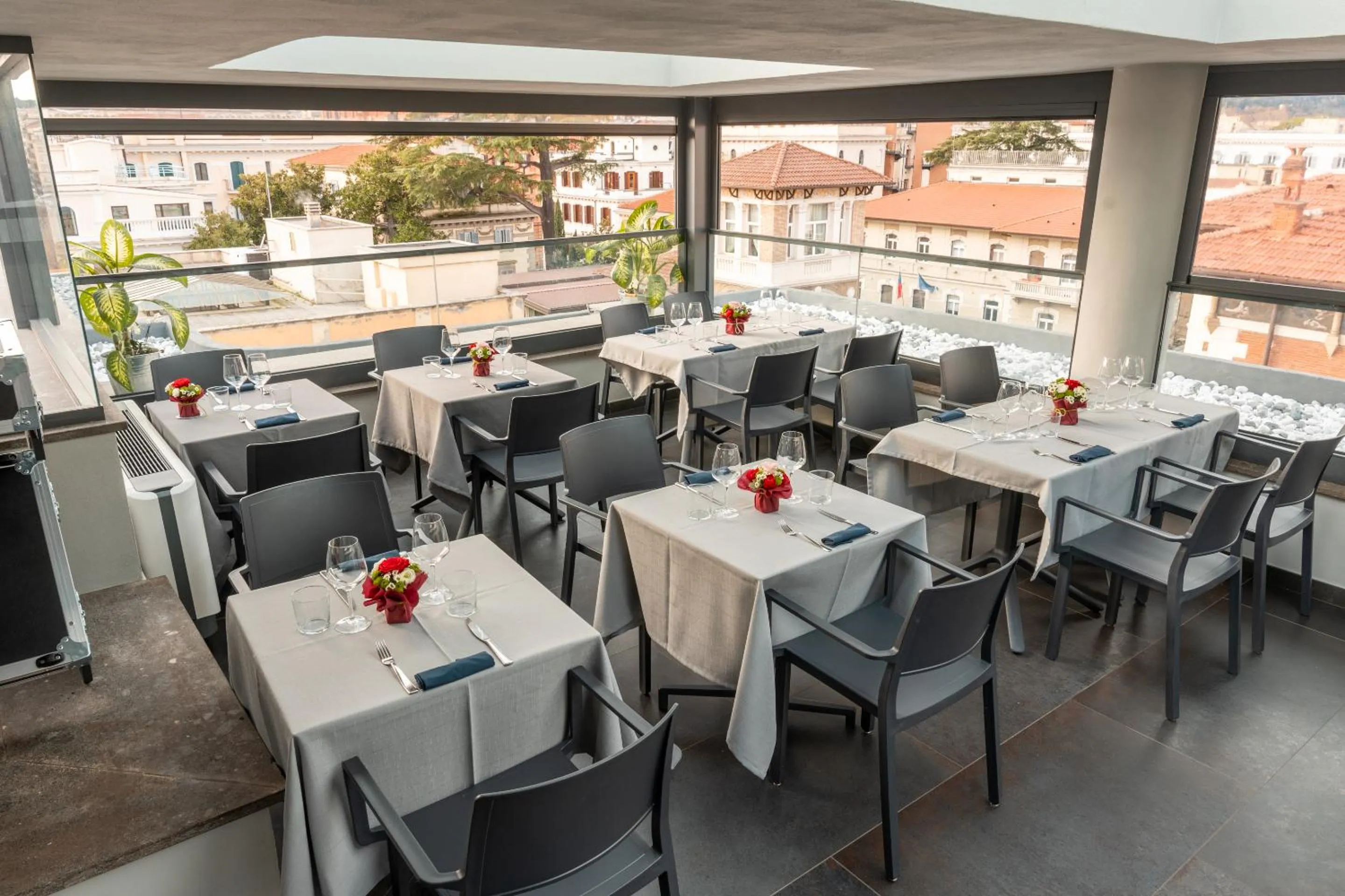 Restaurant/places to eat in Twentyone Hotel