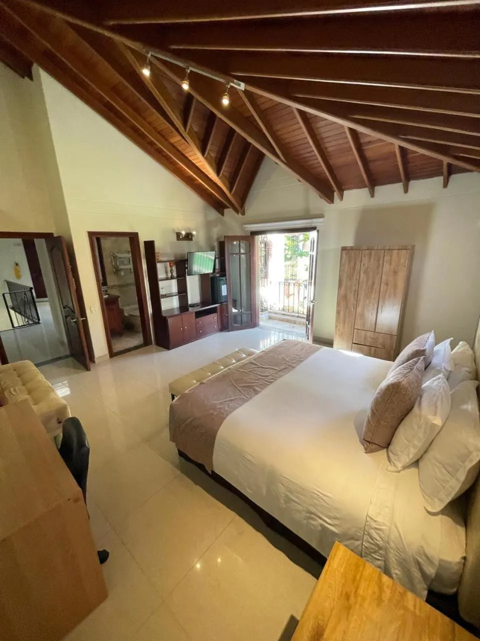 furniture, Bed in Villa de los Angeles