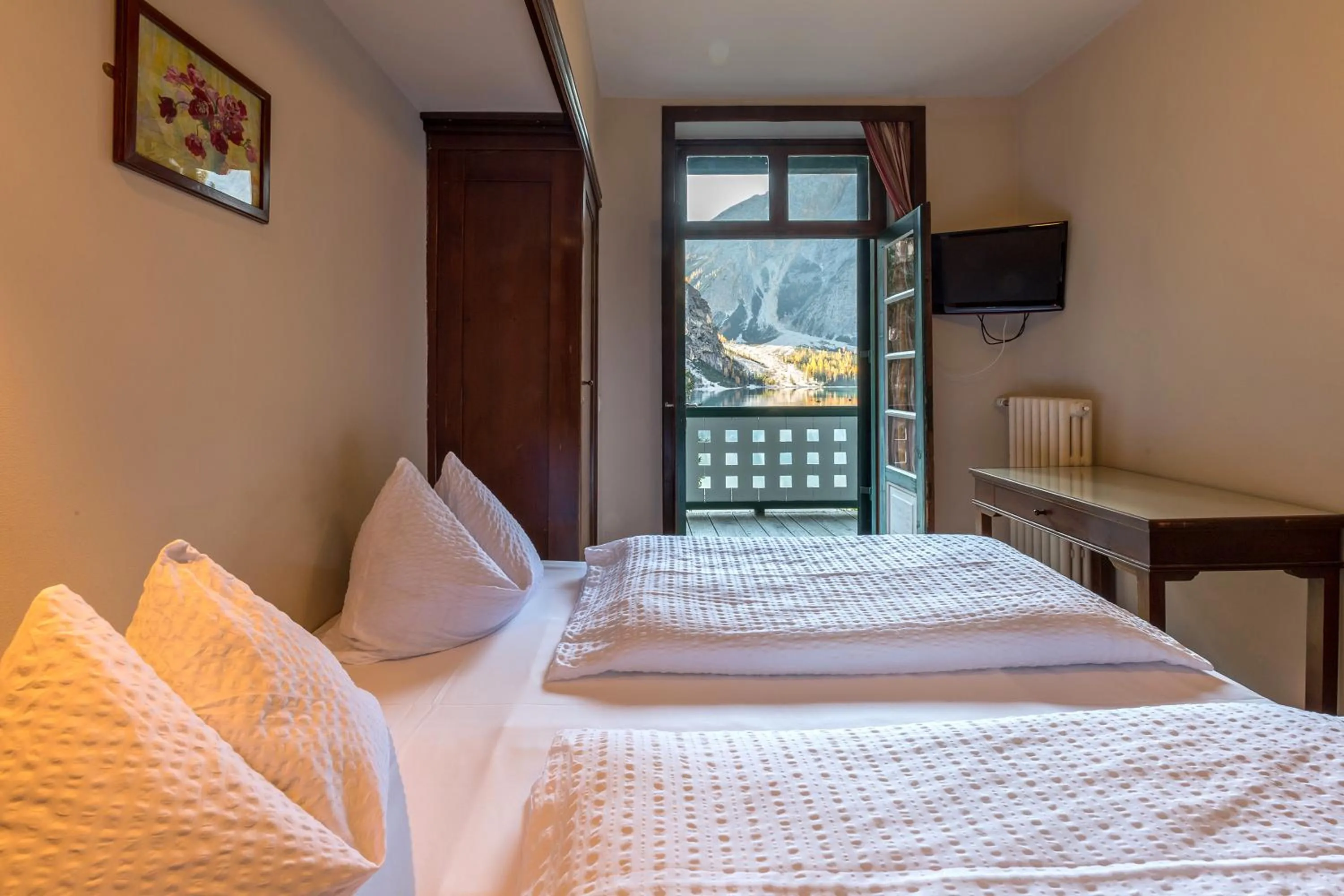 Photo of the whole room, Bed in Hotel Lago di Braies