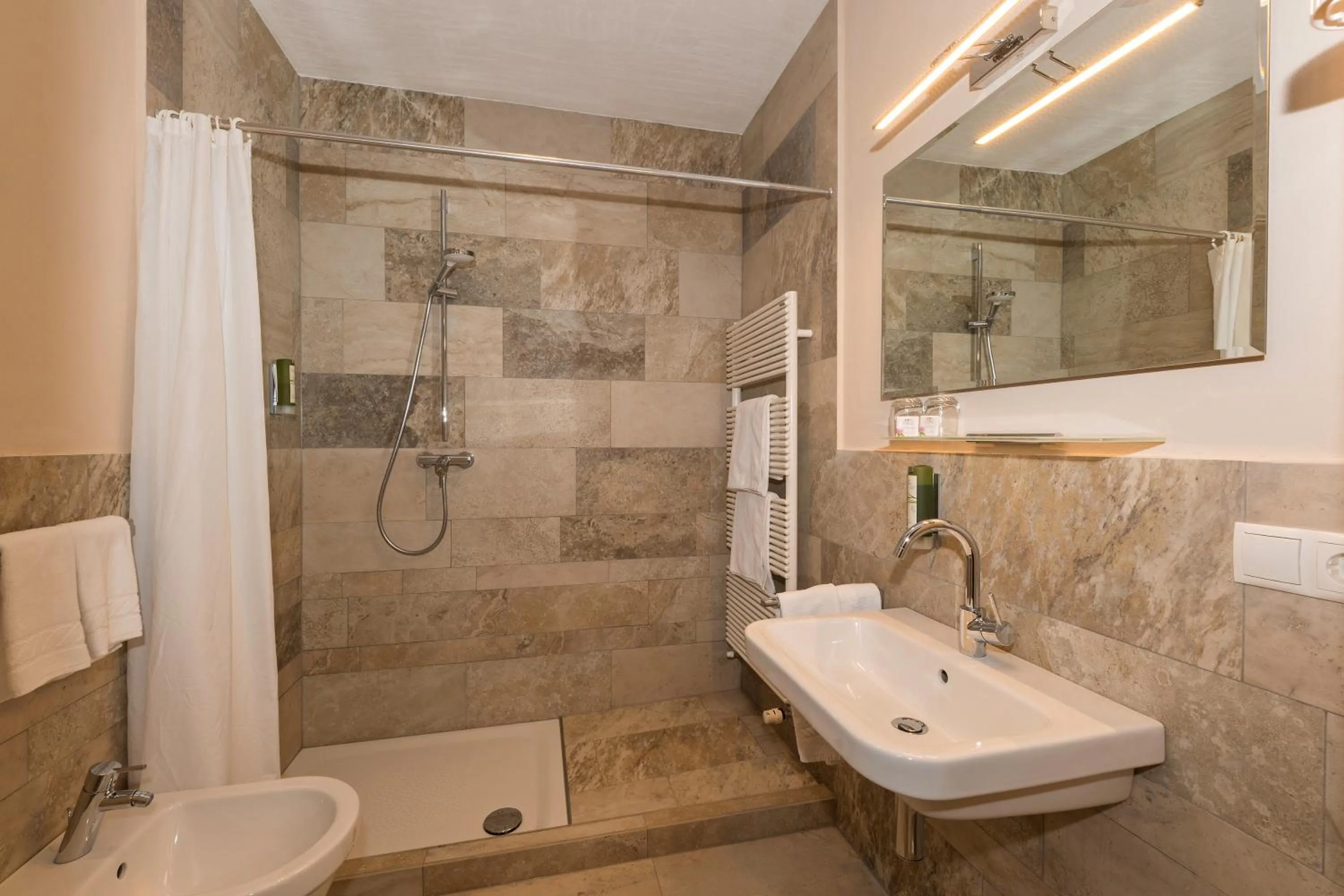 Bathroom in Hotel Lago di Braies