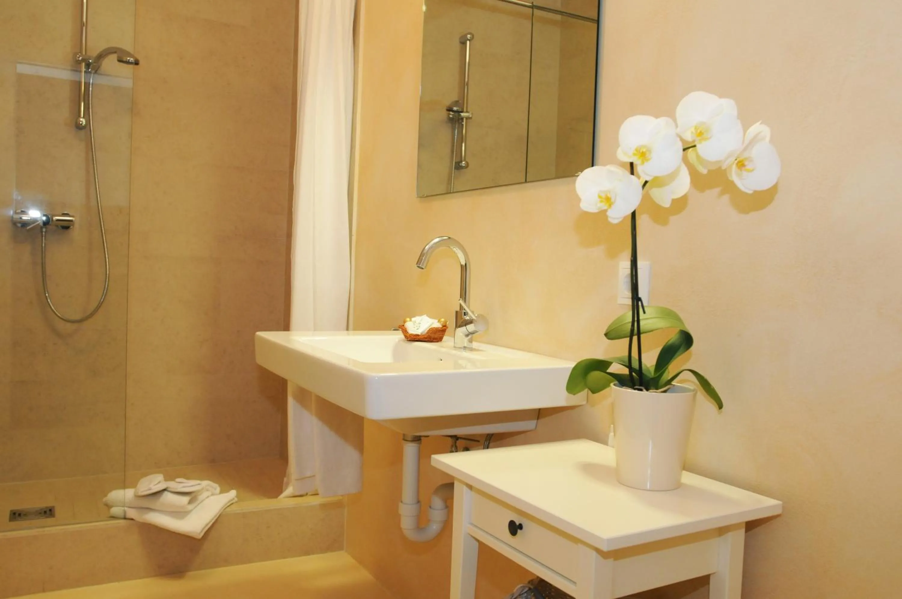 Bathroom in Hotel Lago di Braies