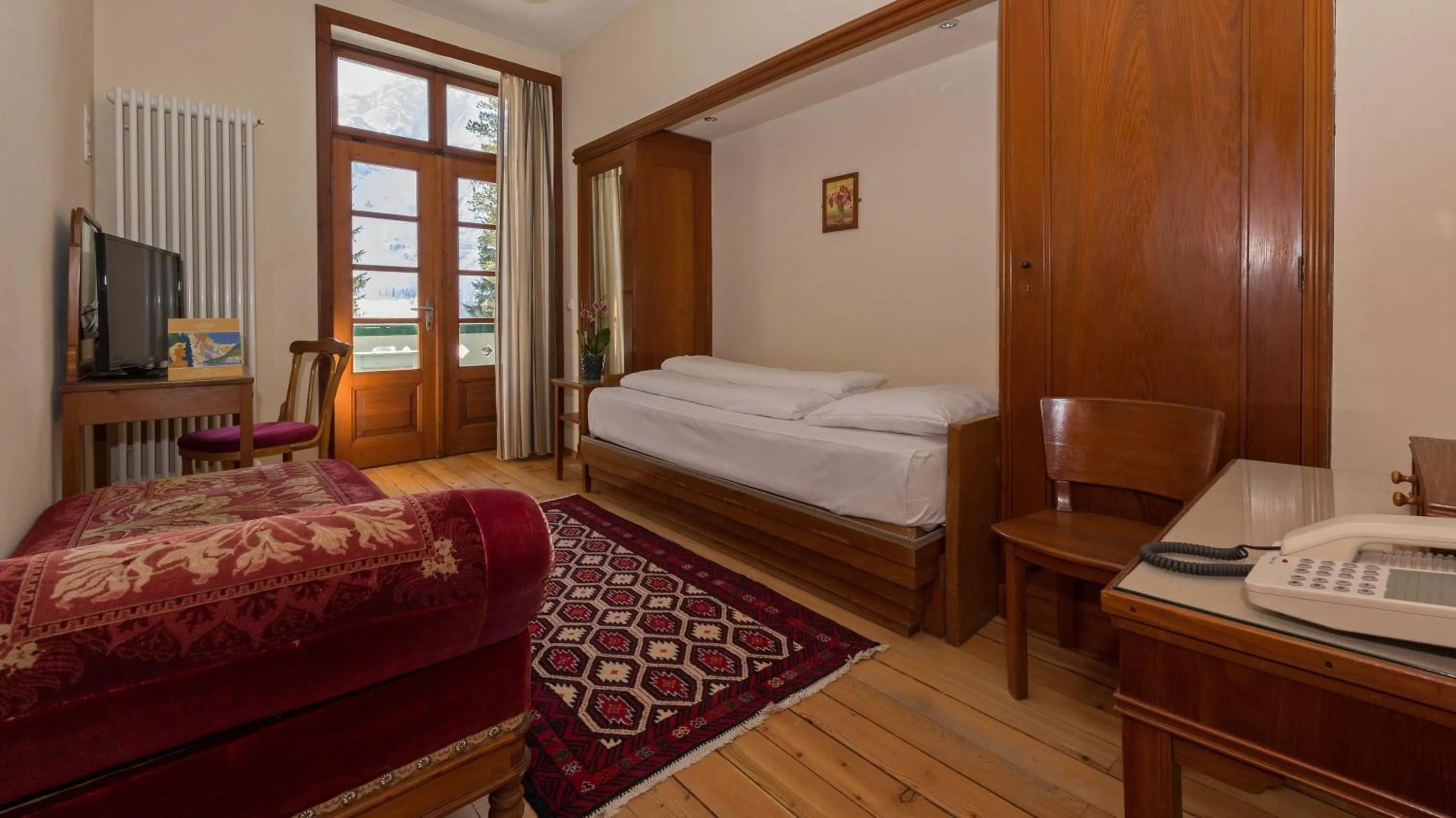 Bedroom, Bed in Hotel Lago di Braies
