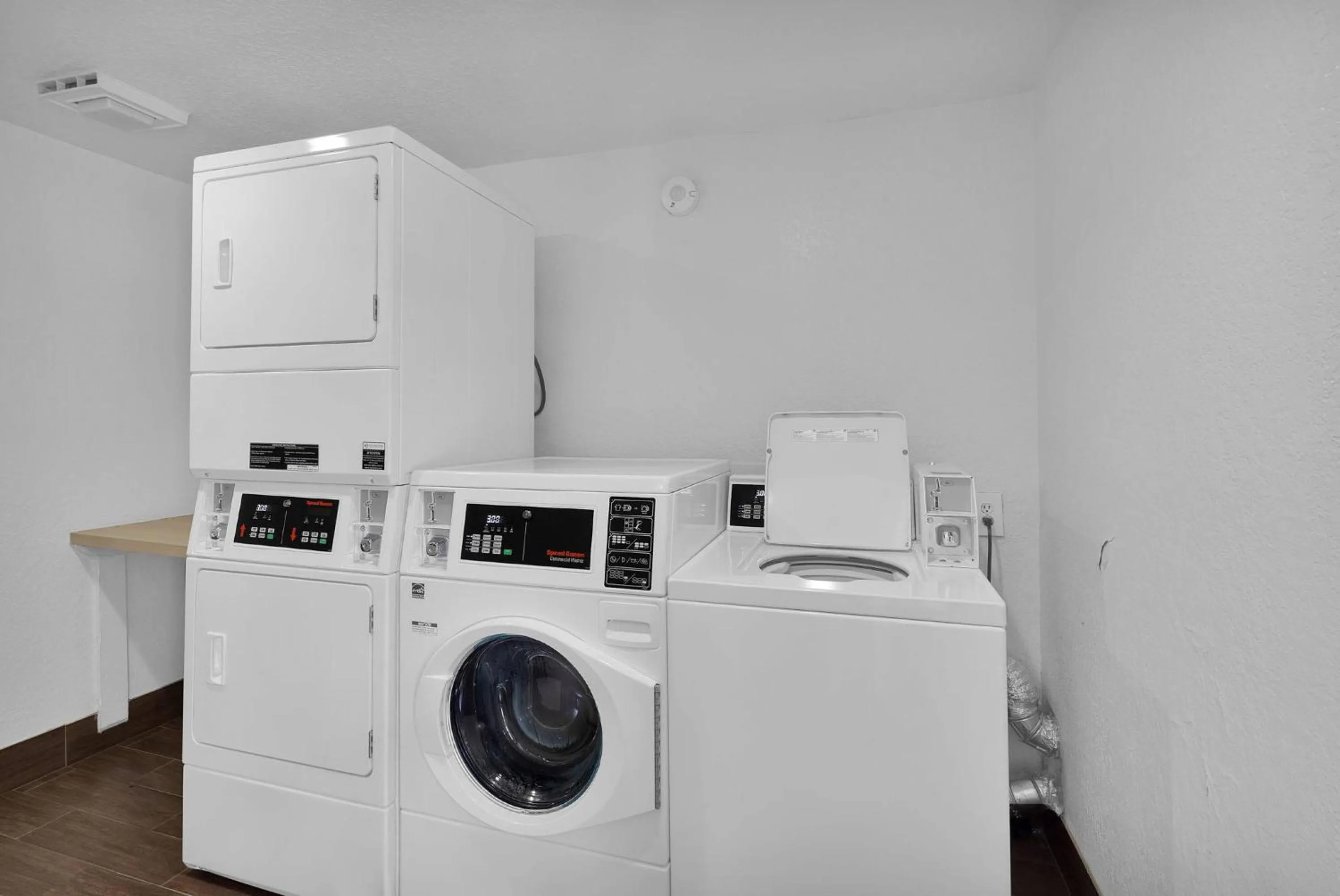 washing machine in Knights Inn Jacksonville at Dix Ellis Trail