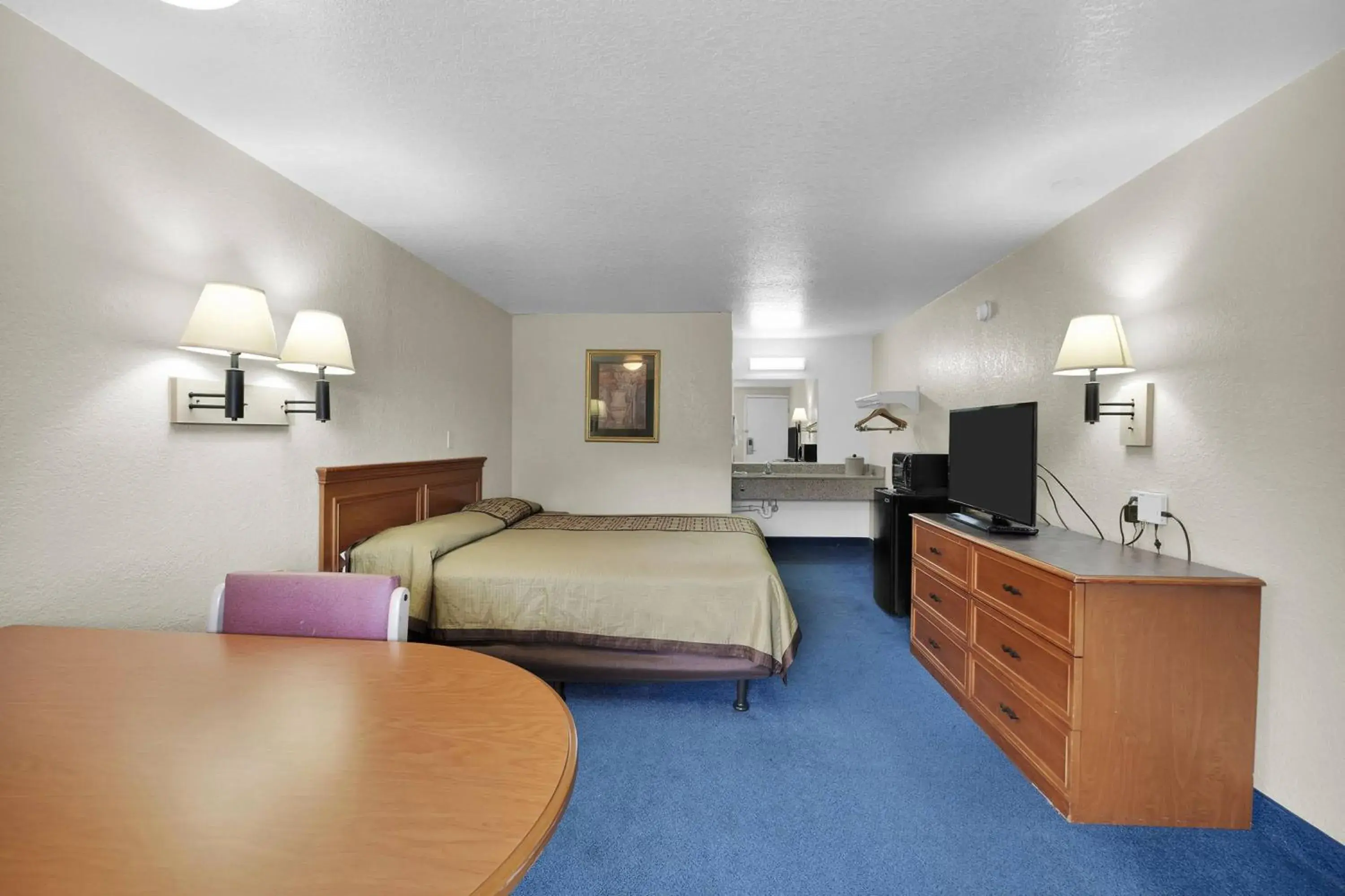 Bed in Knights Inn Jacksonville at Dix Ellis Trail Bed in Knights Inn Jacksonville at Dix Ellis Trail