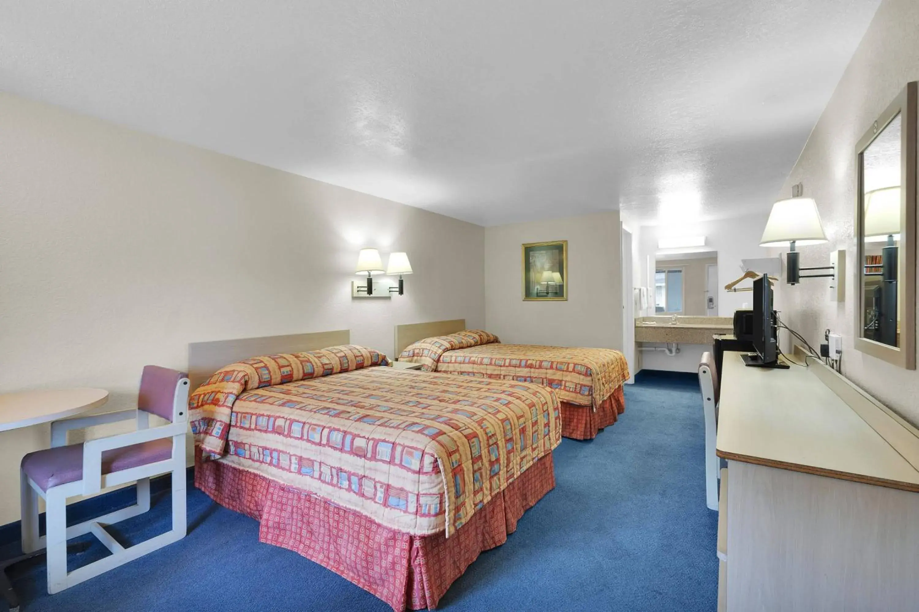 Bed in Knights Inn Jacksonville at Dix Ellis Trail Bed in Knights Inn Jacksonville at Dix Ellis Trail