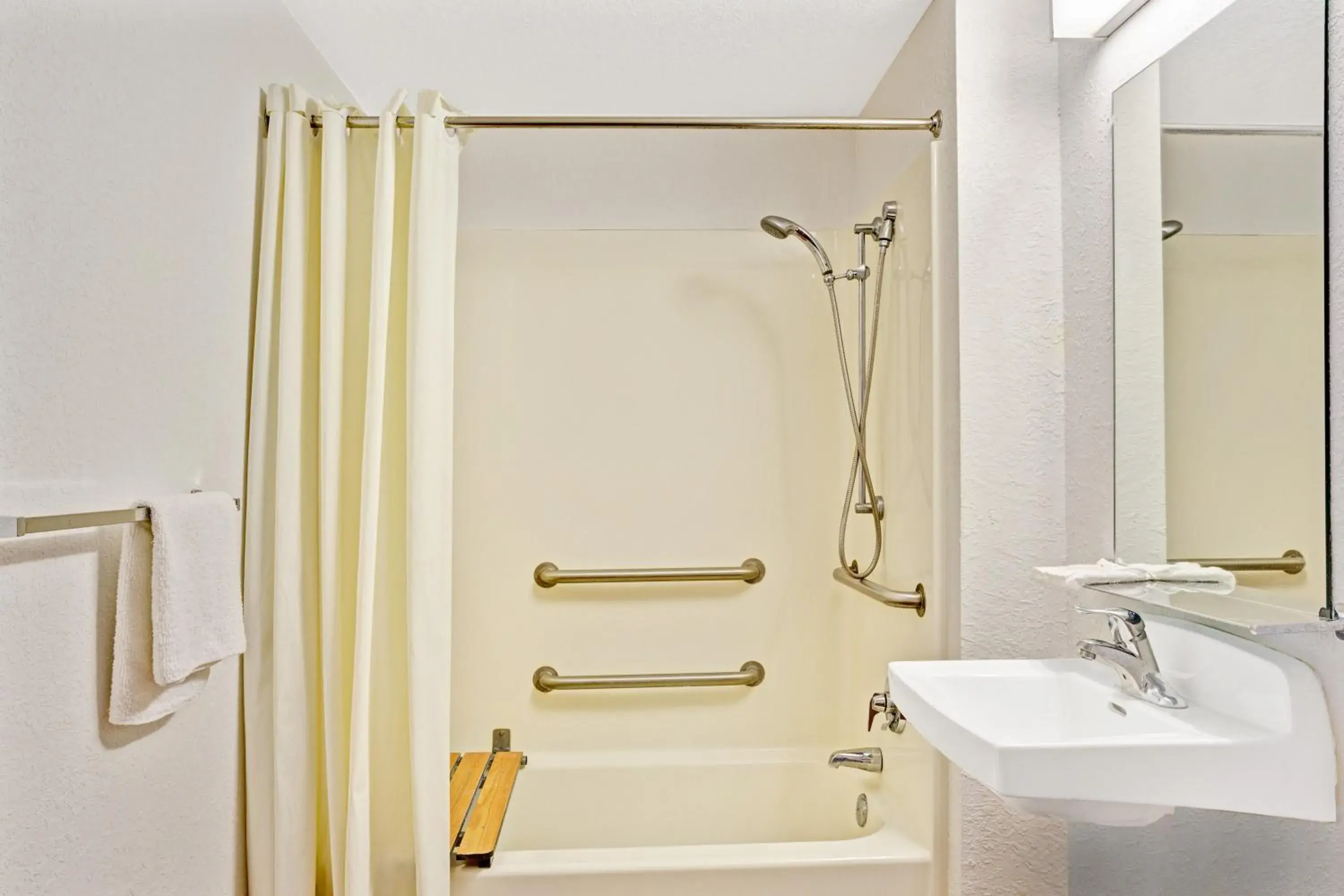 Shower in Knights Inn Jacksonville at Dix Ellis Trail Shower in Knights Inn Jacksonville at Dix Ellis Trail