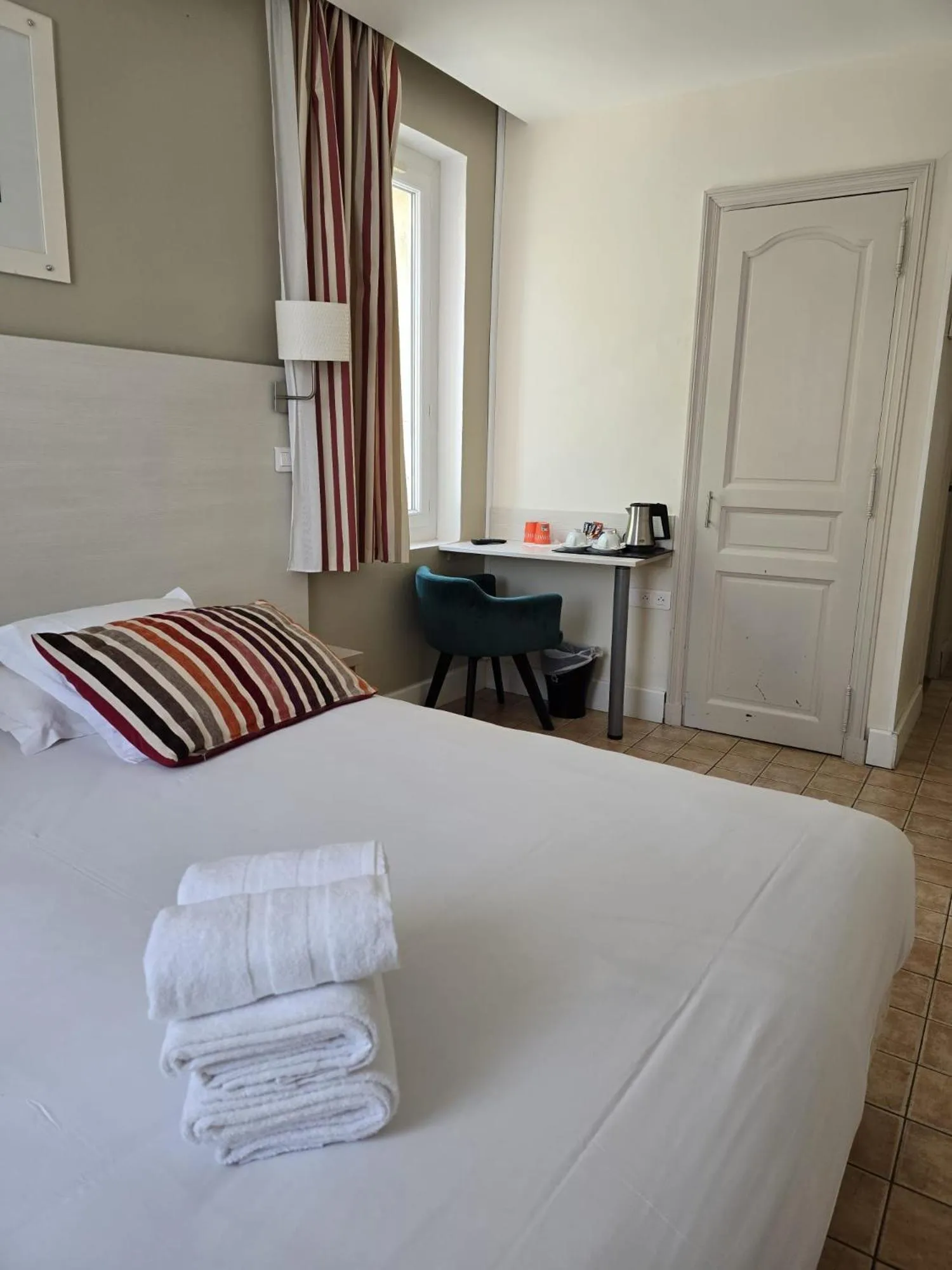 Bed in The Originals Boutique, Hôtel Cassitel, Cassis