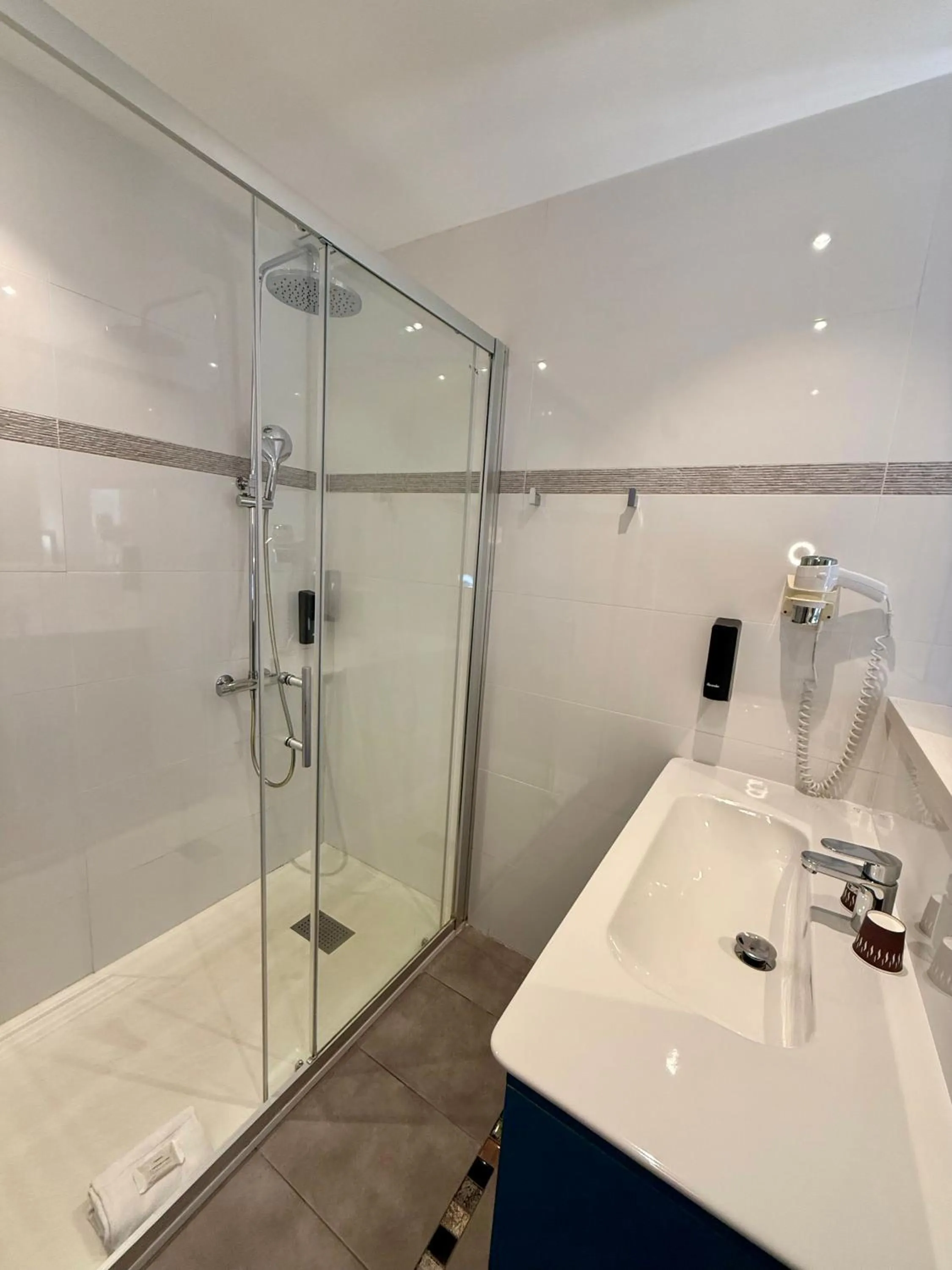 Bathroom in The Originals Boutique, Hôtel Cassitel, Cassis