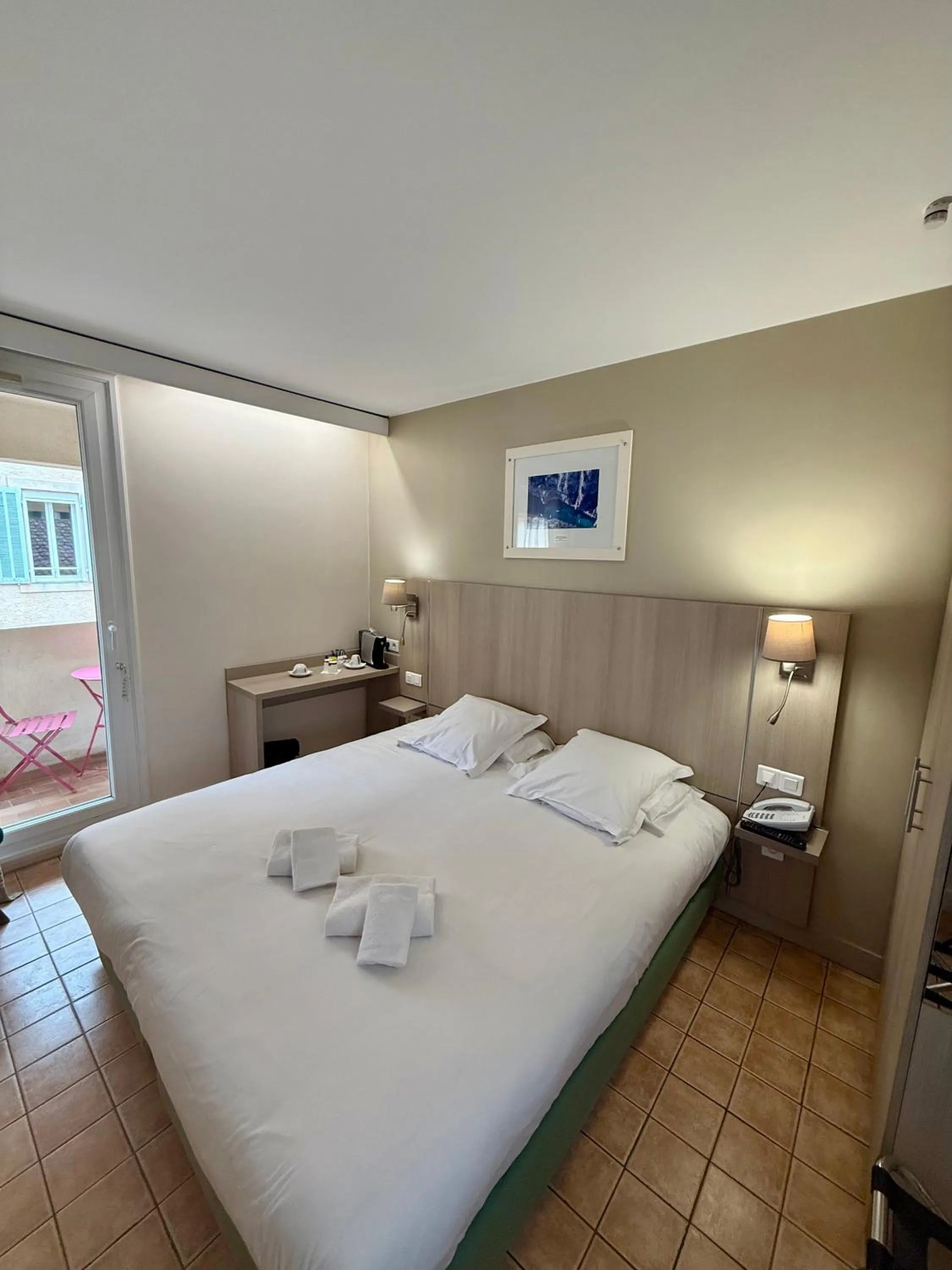 Bed in The Originals Boutique, Hôtel Cassitel, Cassis