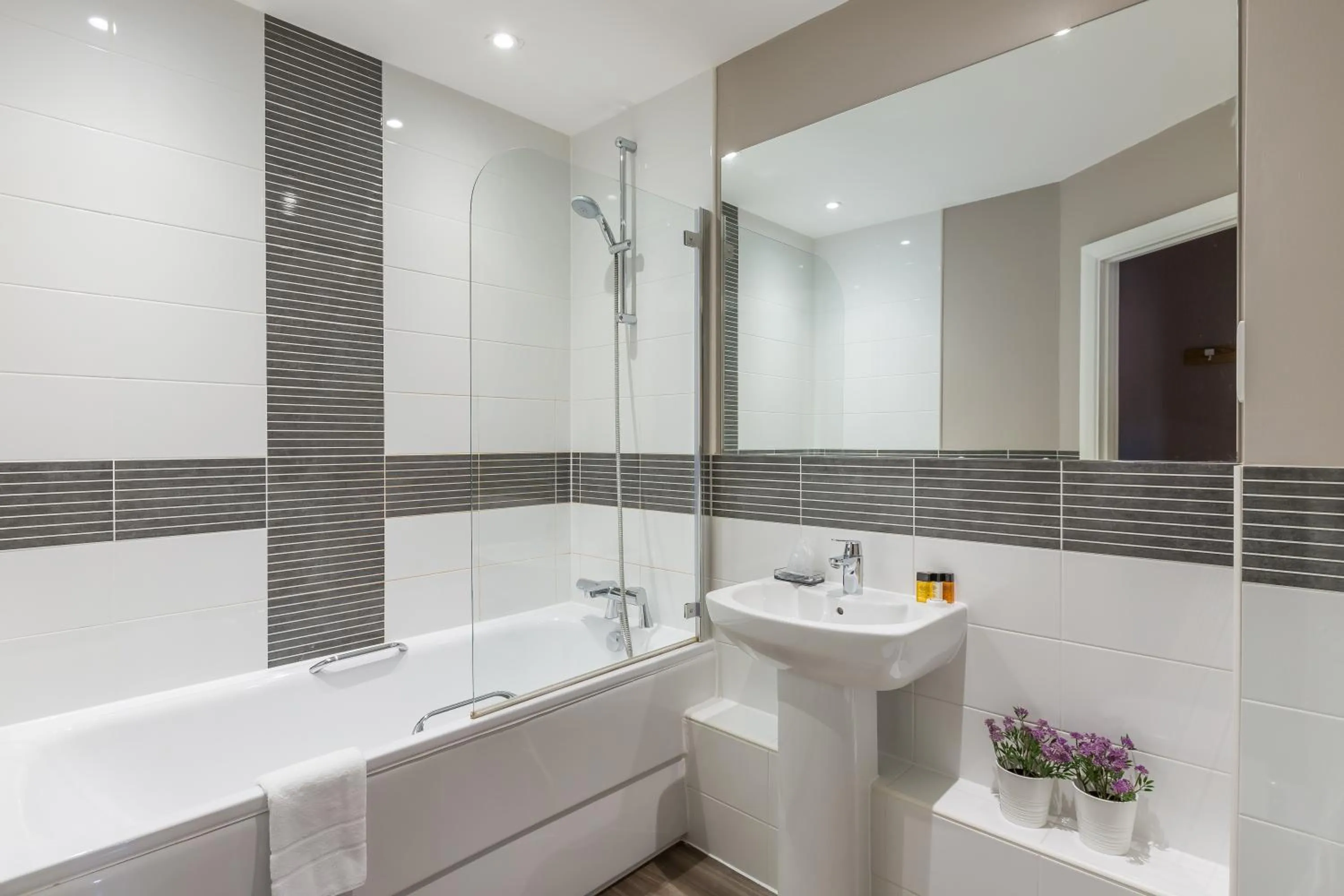 Shower in House of Fisher - City Wall House