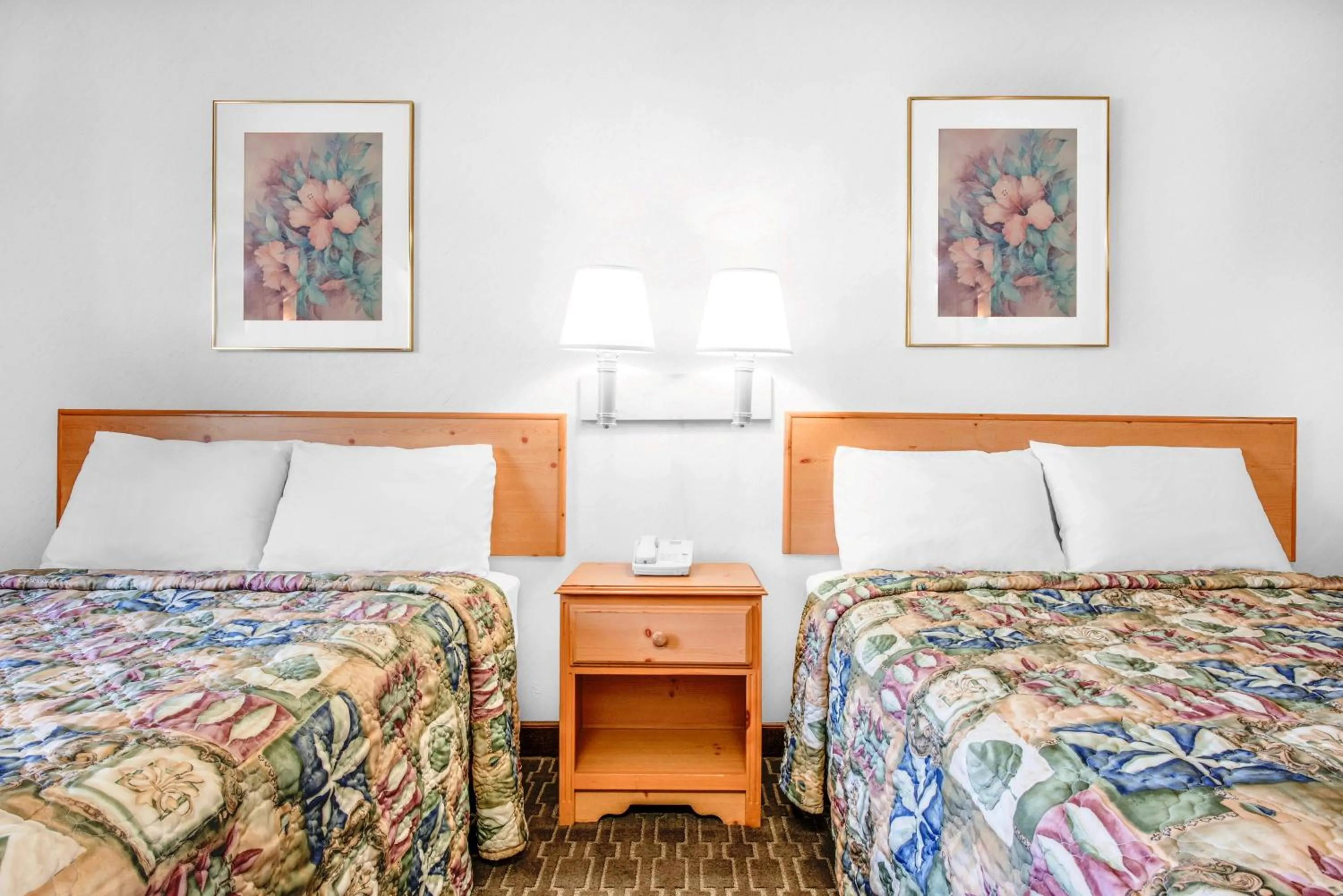 Bed in Knights Inn Pine Grove